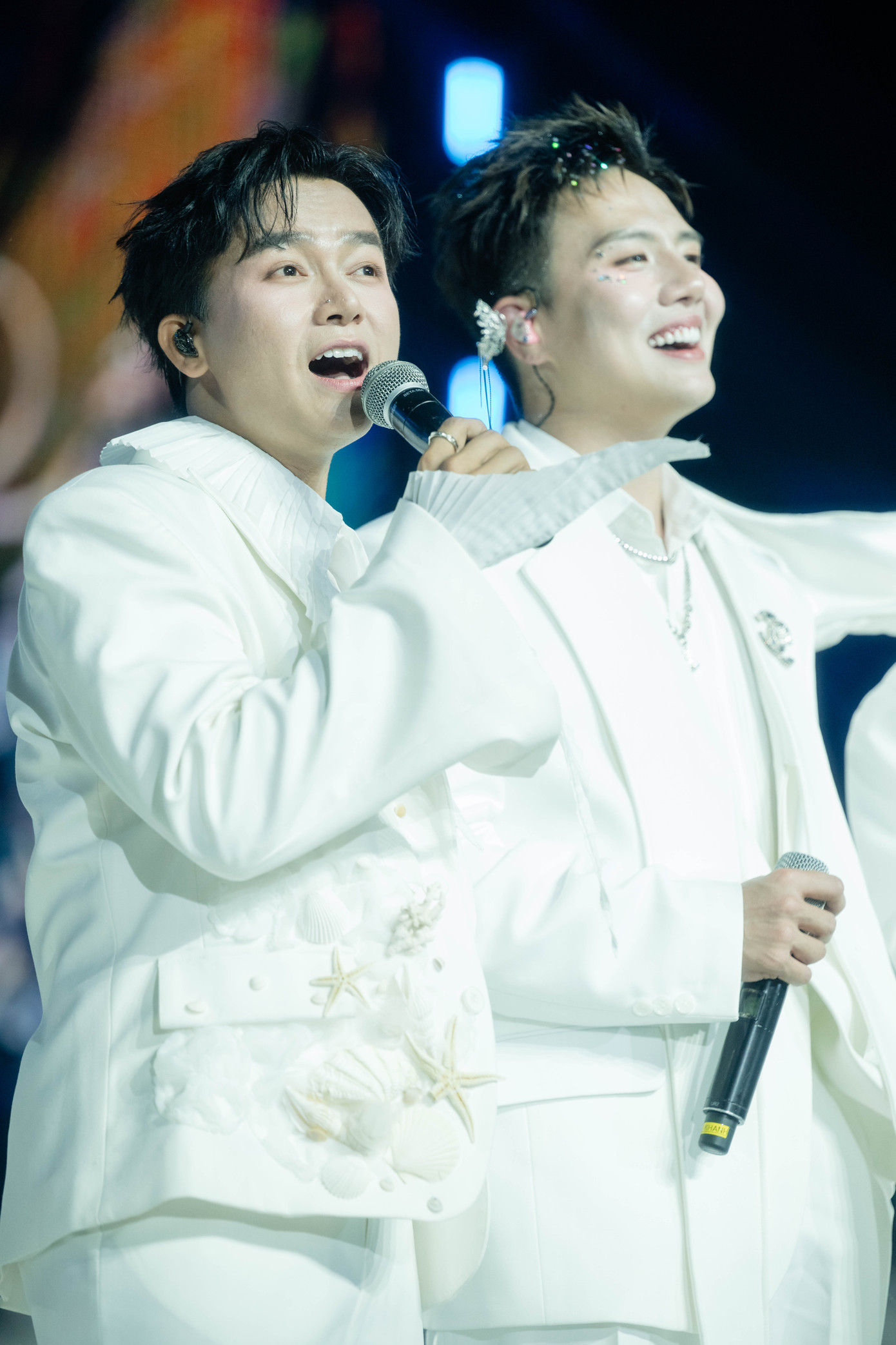 Đêm nhạc gây chú ý với những màn tương tác tình cảm giữa các anh tài, đặc biệt là Bùi Công Nam - Duy Khánh. Trước đó, hai người được nhiều fan "đẩy thuyền" khi tham gia Anh trai vượt ngàn chông gai.