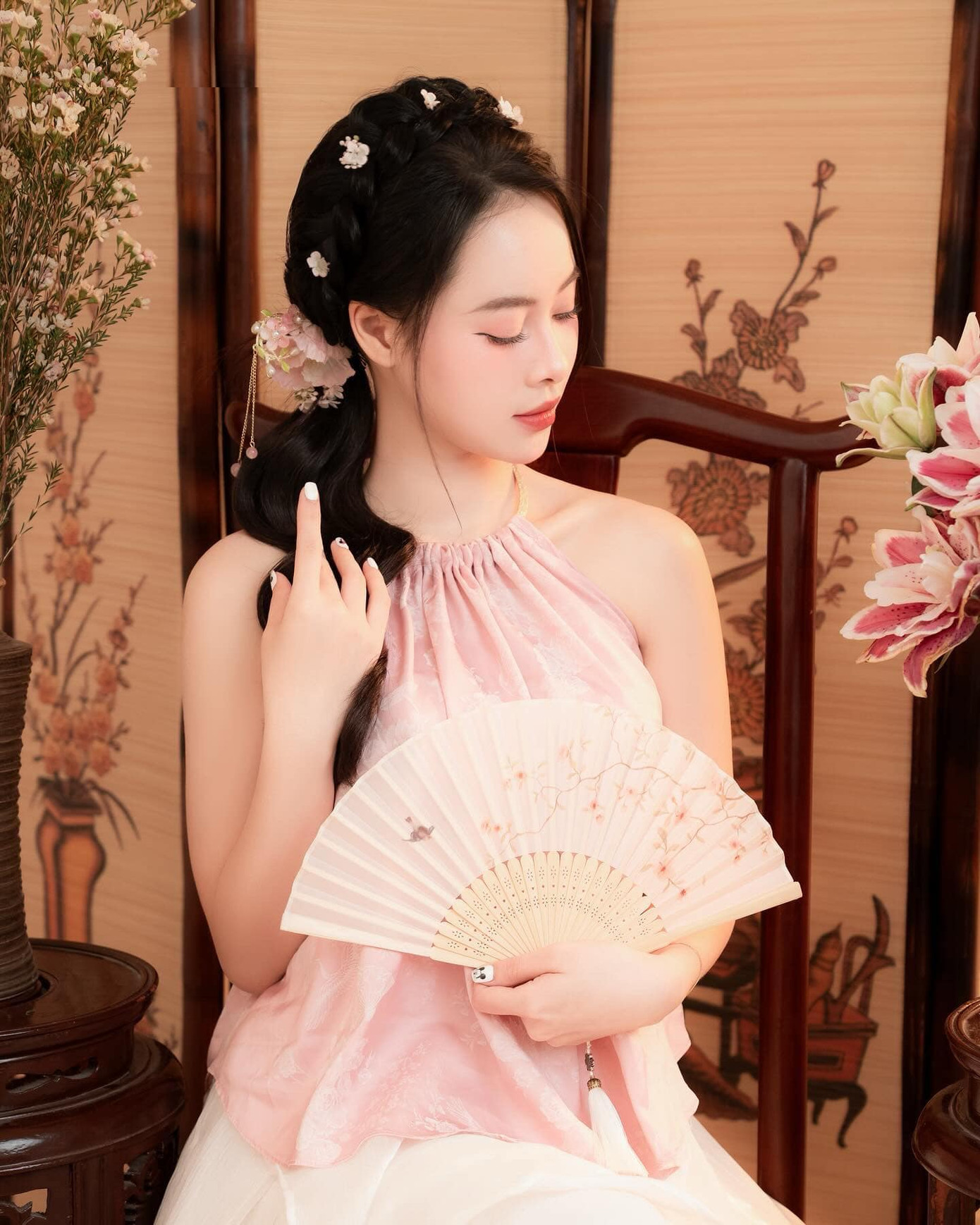 Trong phòng phỏng vấn kín, ban giám khảo yêu cầu cô dùng ba từ để giới thiệu về bản thân. Kiều Trinh đã trả lời rằng: “Nếu chỉ có ba từ để miêu tả bản thân, em sẽ chọn tự tin, kiên trì và nhân ái”.