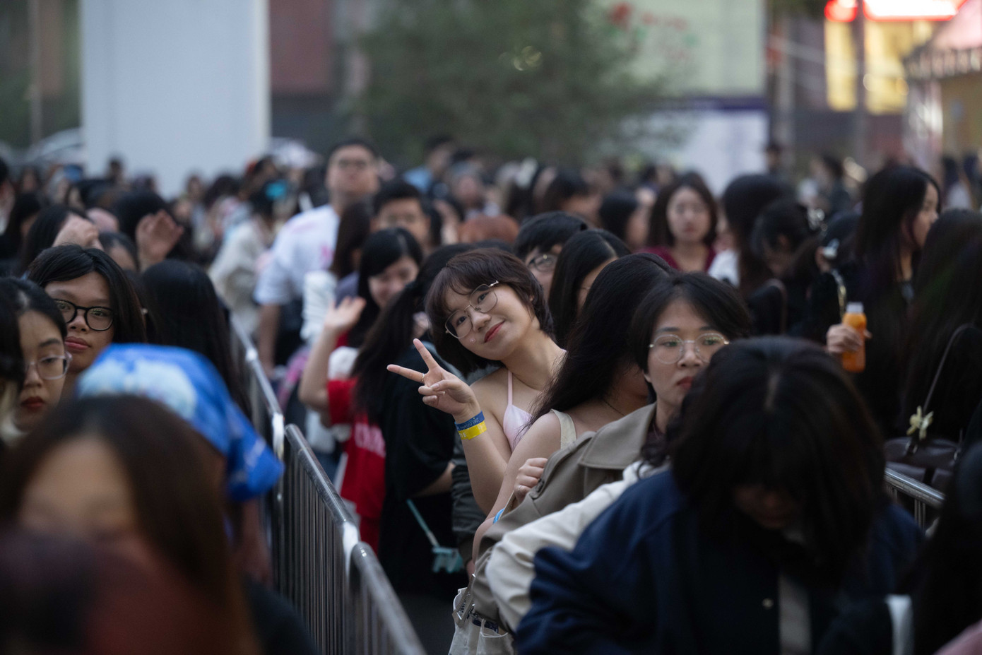 Sau khi dời lịch, Gai concert in Hanoi đã diễn ra tại Cung thể thao điền kinh Mỹ Đình - Hà Nội tối 7/4 với sự tham dự của hơn 6.000 khán giả. Nhiều bạn trẻ có mặt ở địa điểm tổ chức từ sớm để check-in, chờ lấy vé vào bên trong. Trước đó, Gai concert đã tổ chức tại TPHCM vào tháng 1/2025 với sự góp mặt của 4.000 khán giả.