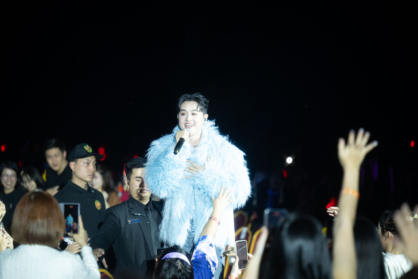 Thanh Duy là người trình diễn solo đầu tiên trong chương trình. Anh mang đến các ca khúc Không quê đâu nha, Tinh tú cầu, Turn me on. Phong cách trình diễn gần gũi của nam ca sĩ chiếm được cảm tình của khán giả.