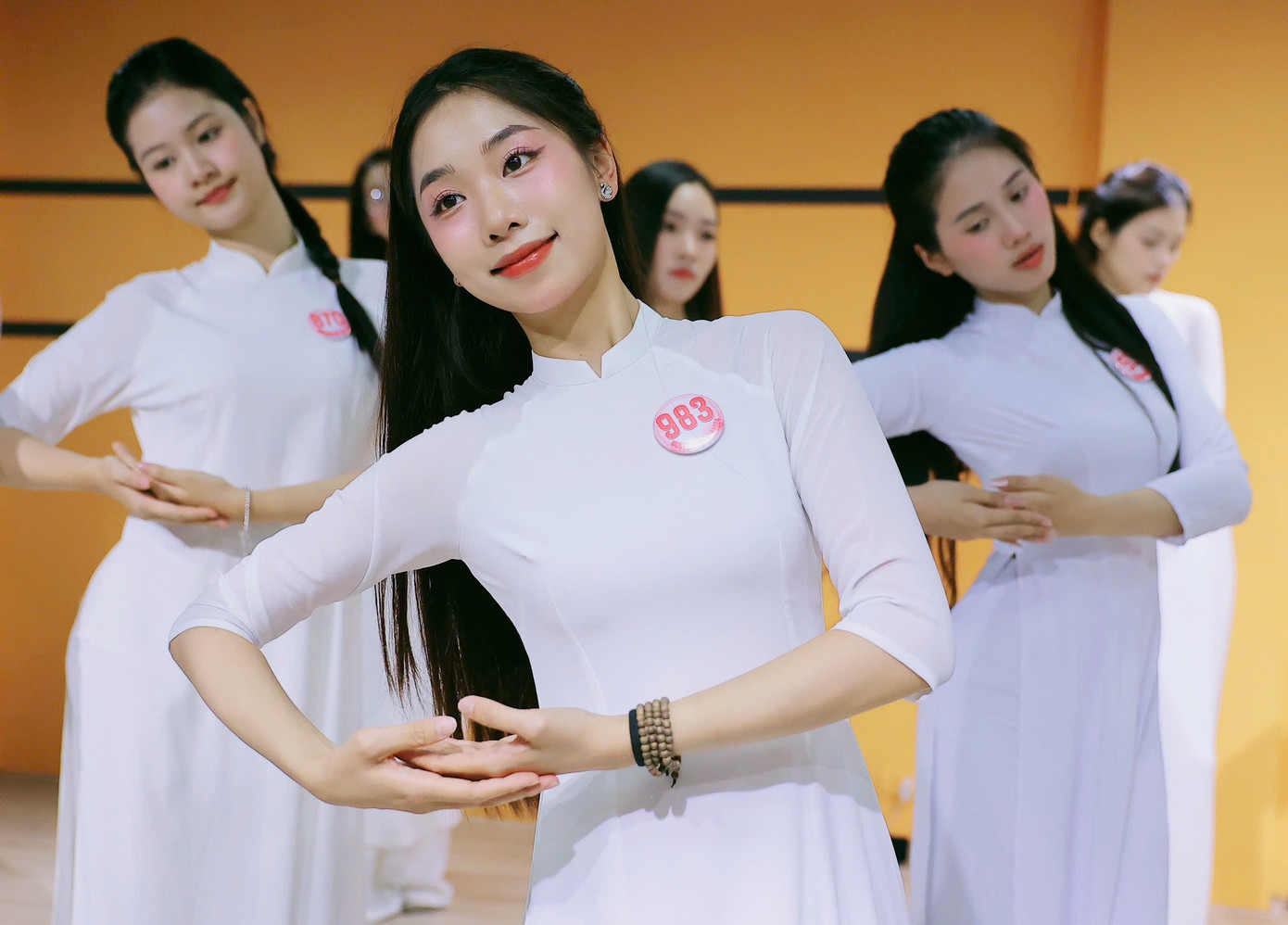 Nhan sắc trong trẻo của các thí sinh được tôn lên trong tà áo dài truyền thống và phong cách trang điểm ngọt ngào.