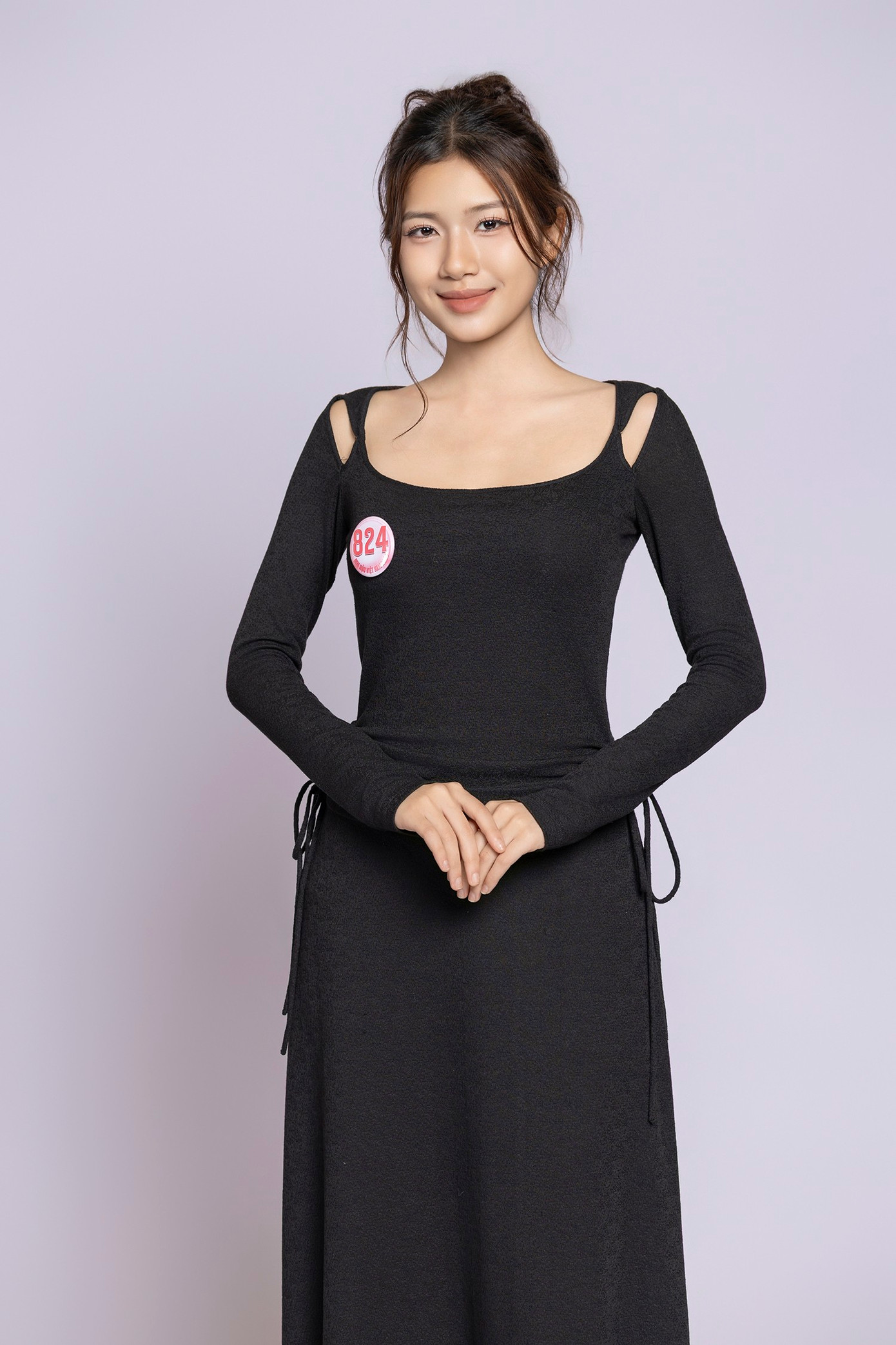 Thí sinh Nguyễn Ngọc Anh, SBD 824, sinh năm 2006, đến từ Hải Phòng, sinh viên Đại học Kinh tế - Đại học Quốc gia Hà Nội là một trong những thí sinh nhỏ tuổi nhất tại cuộc thi Hoa hậu Việt Nam 2024.