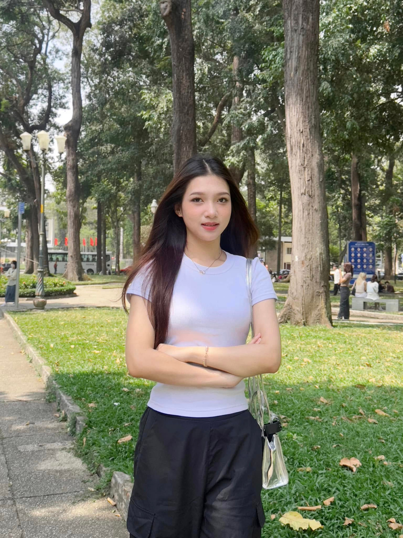 Vũ Yến kể cô được bố chở quãng đường 70 km lên TPHCM mỗi ngày trong suốt ba năm học đại học. “Tôi may mắn luôn nhận được sự yêu thương từ gia đình. Nhờ đó, tôi có thêm động lực bước ra khỏi vùng an toàn, thử sức ở các cuộc thi sắc đẹp và gặt hái được những dấu mốc đầu tiên như lọt vào top 5 Người đẹp Tây Đô và top 40 Hoa hậu Du lịch Việt Nam”, cô chia sẻ.