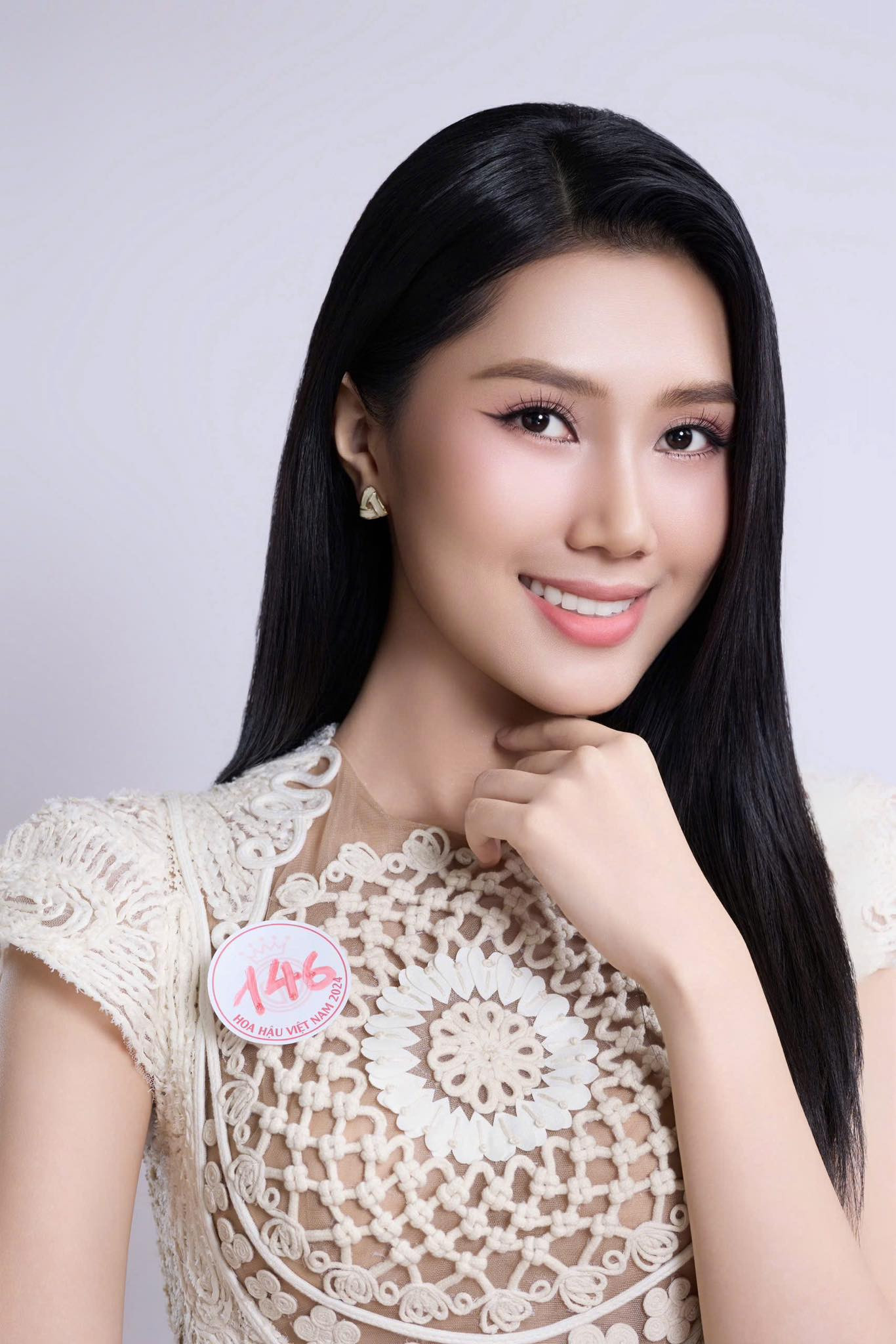 Thí sinh Bùi Thùy Nhiên, SBD 146, sinh năm 2002, đến từ Vĩnh Long, sinh viên Đại học Kinh tế Quốc dân là một trong 41 cô gái đang tham dự vòng chung khảo toàn quốc Hoa hậu Việt Nam 2024 ở Hà Nội.