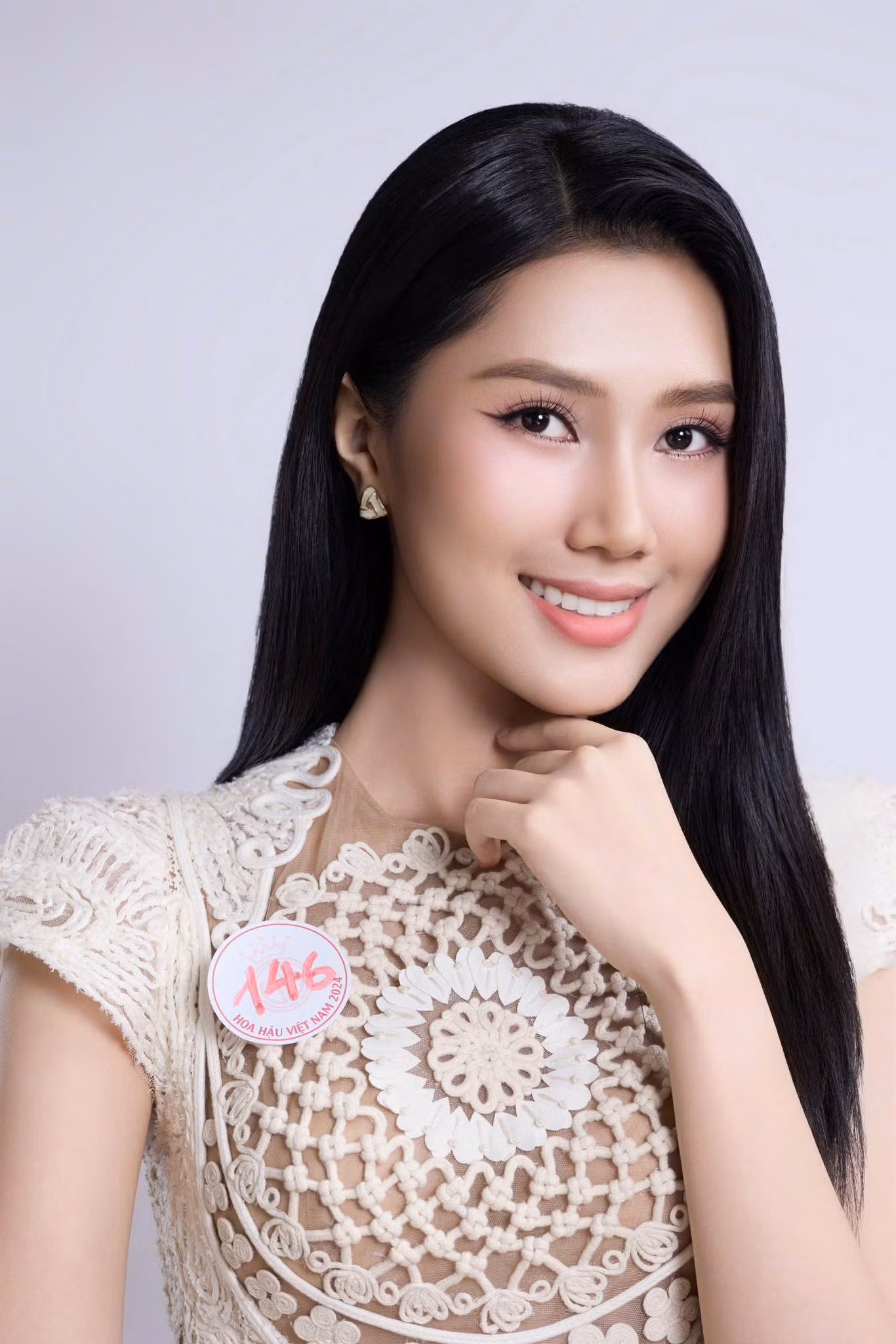 Thí sinh Bùi Thùy Nhiên, SBD 146, sinh năm 2002, đến từ Vĩnh Long, sinh viên Đại học Kinh tế Quốc dân là một trong 41 cô gái đang tham dự vòng chung khảo toàn quốc Hoa hậu Việt Nam 2024 ở Hà Nội.