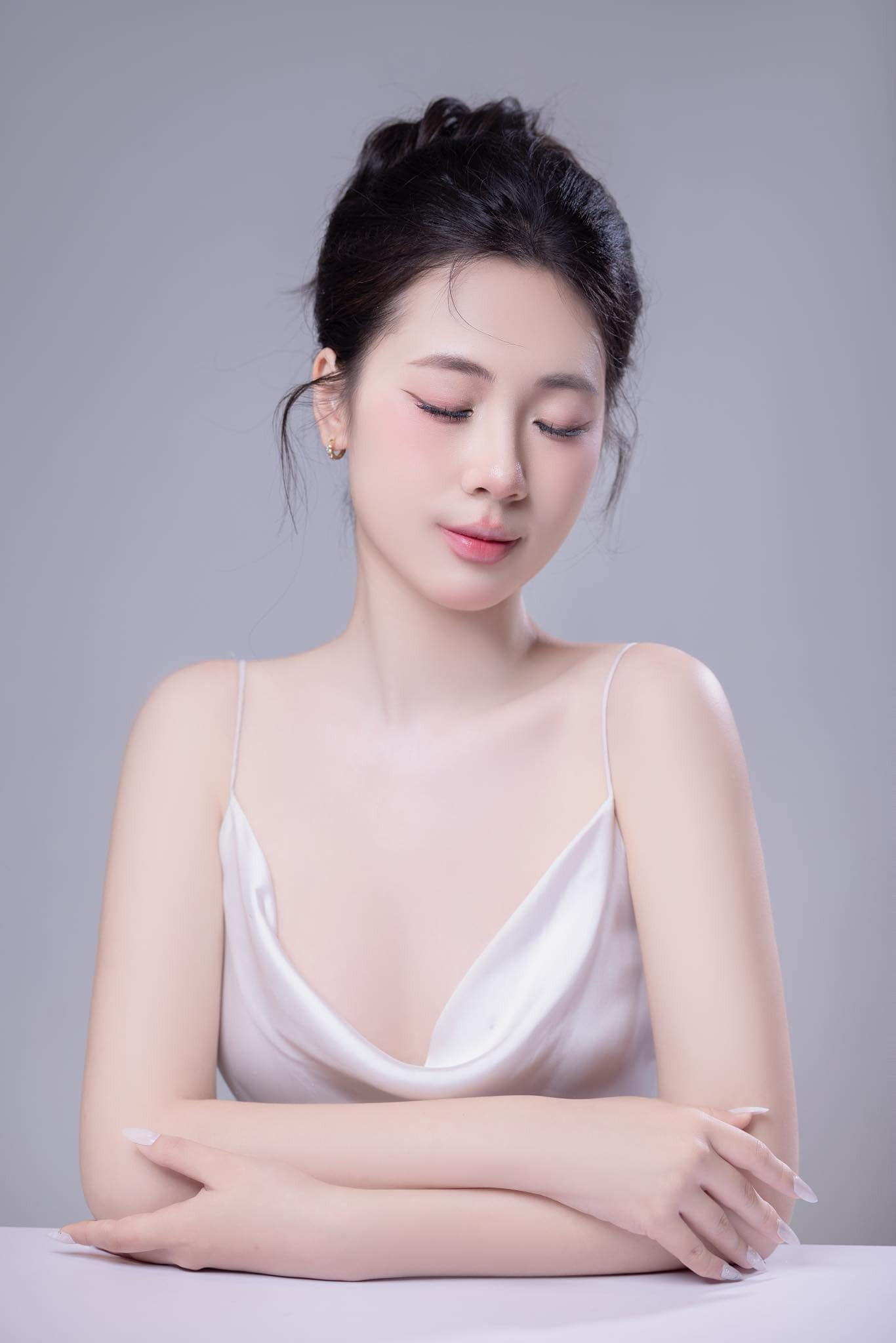 Vì trước đó Phương Chi ghi trong hồ sơ có thể giao tiếp lưu loát tiếng Anh (IELTS 7.0) nên khi vào vòng phỏng vấn kín, các giám khảo đã đặt câu hỏi cho cô bằng tiếng Anh rằng cô tự tin nhất về điều gì ở bản thân trong cuộc thi.