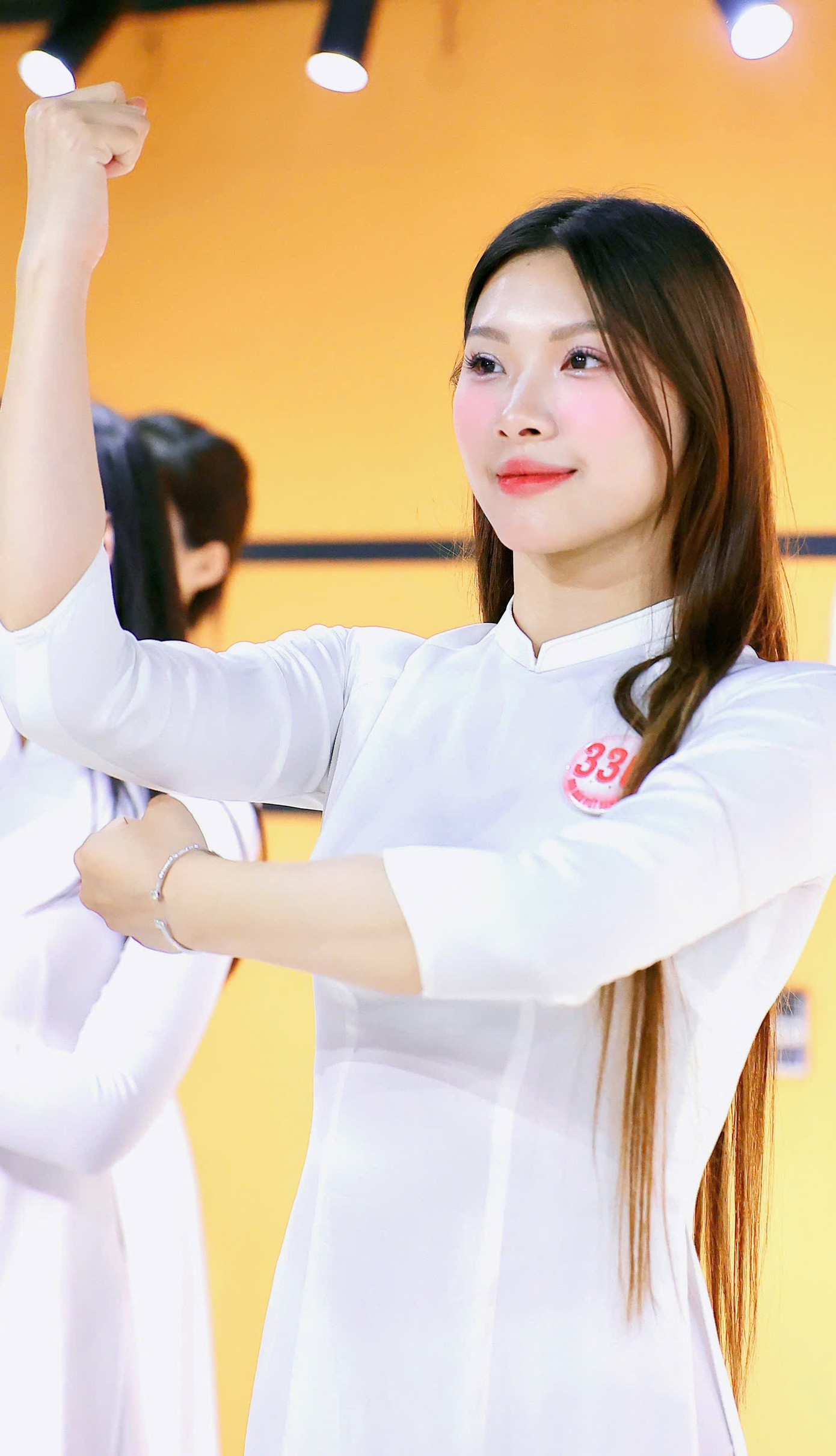 Sau khi di chuyển ra Hà Nội, các thí sinh hào hứng tham quan các địa danh nổi tiếng ở thủ đô và thưởng thức nhiều món ăn đặc sản. Họ cũng nhanh chóng bước vào lịch trình luyện tập dày đặc.