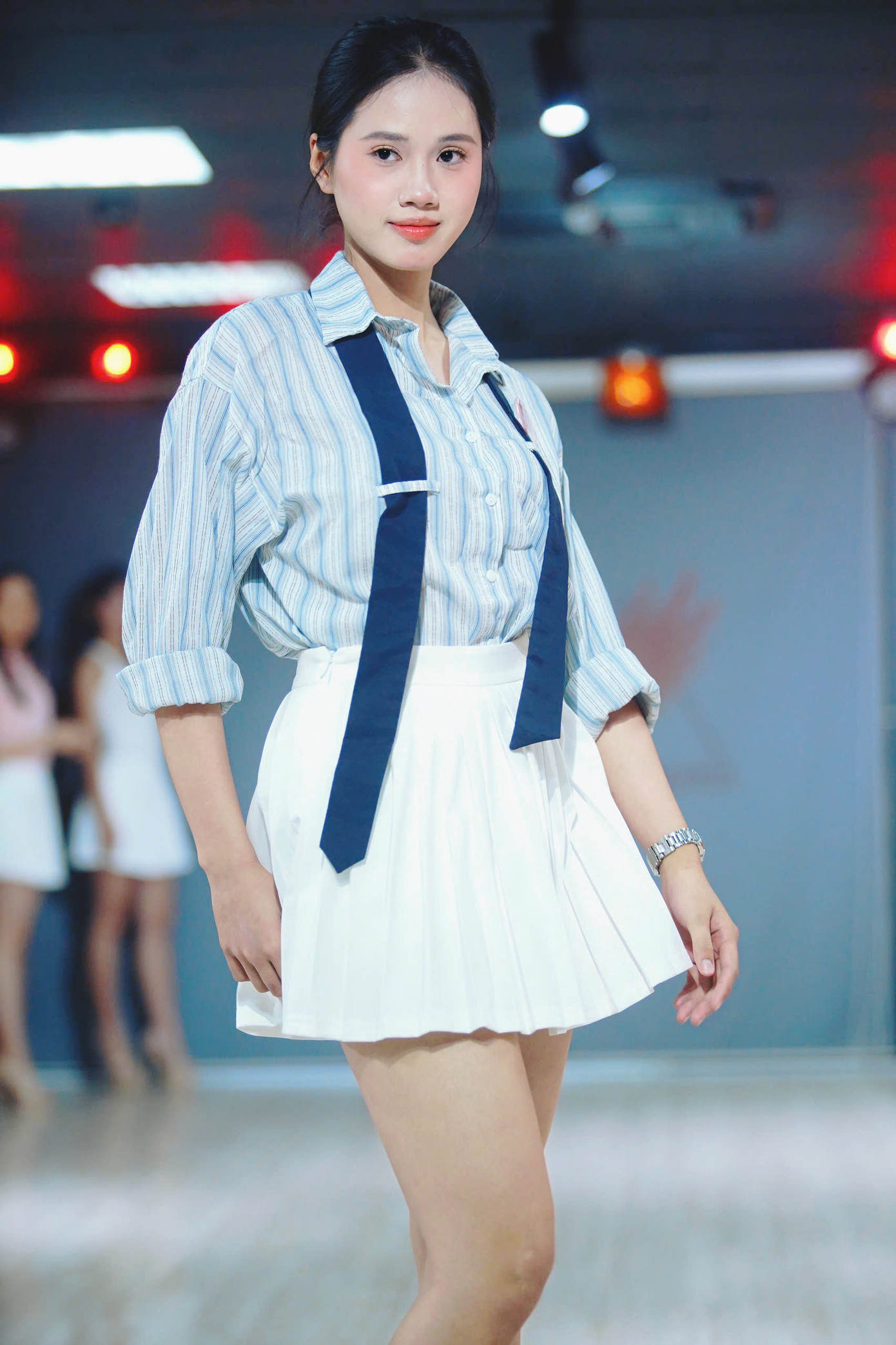 Nhiều thí sinh chưa có kinh nghiệm sân khấu được nhận xét ngày càng hoàn thiện. Trong khi đó, các cô gái từng thi sắc đẹp hoặc làm người mẫu phát huy thế mạnh để gây ấn tượng khi trình diễn.