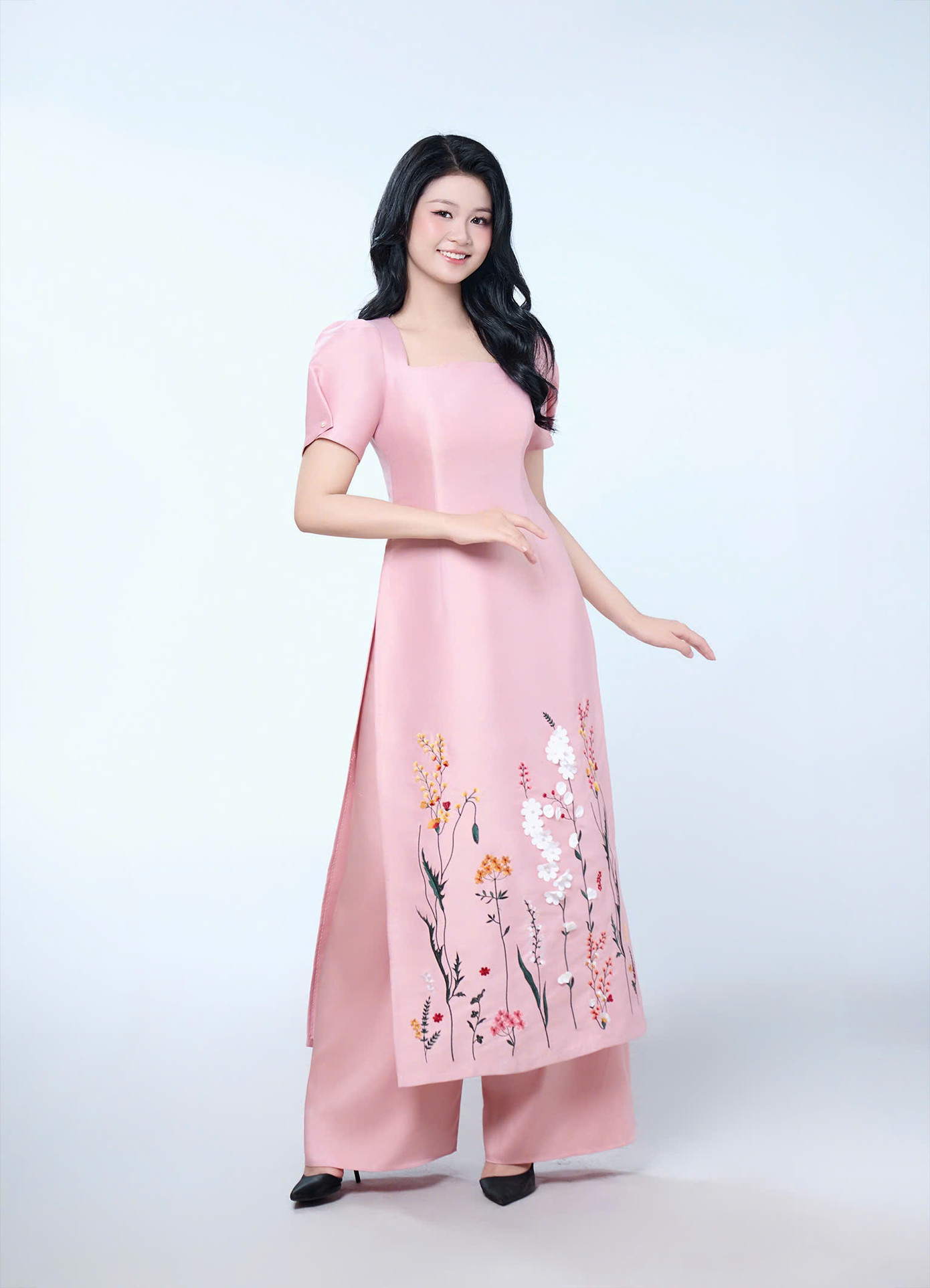 Trong phòng phỏng vấn, Hồ Ngọc Phương Linh cho biết nếu đăng quang Hoa hậu Việt Nam 2024, cô hướng tới hình tượng một phụ nữ có sức ảnh hưởng để hỗ trợ, chung tay xây dựng quê hương.