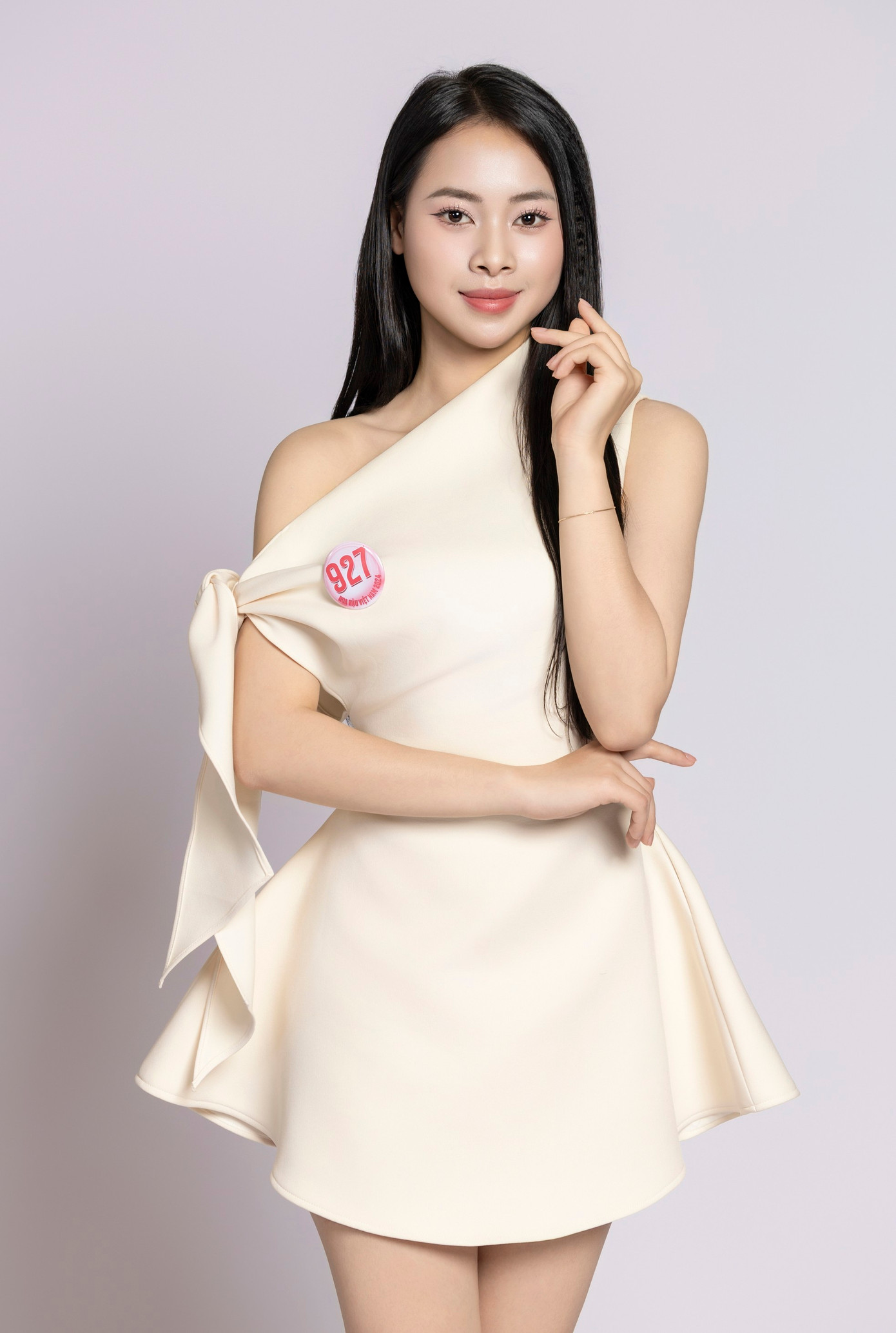 Thí sinh Lê Đoàn Kiều Trinh, SBD 927, sinh năm 2005, đến từ Ninh Bình, sinh viên Đại học Kinh tế Quốc dân Hà Nội đang tham gia vòng chung khảo Hoa hậu Việt Nam 2024 cùng 40 thí sinh khác.