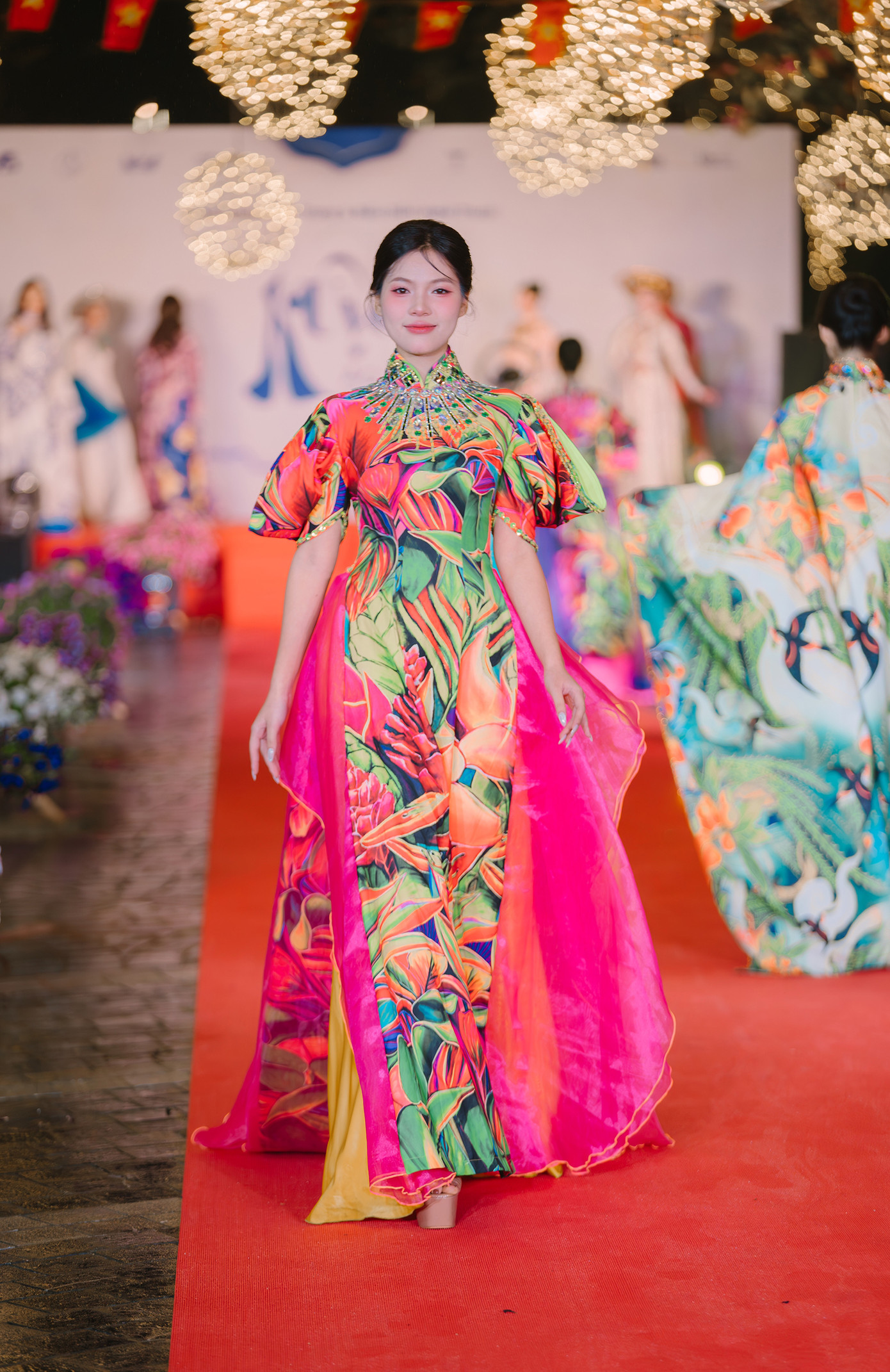 Trong vòng phỏng vấn kín, Yến Linh được hỏi nhiều câu khác nhau nhưng câu hỏi mà cô nhớ nhất đó là lý do chọn thi vào Đại học Mỹ thuật Công nghiệp thay vì Đại học Mỹ thuật Việt Nam. “Đó là vì từ hồi cấp hai, sau khi tìm hiểu tôi đã cảm thấy yêu mến ngôi trường Đại học Mỹ Thuật Công Nghiệp và tôi cũng mong muốn theo đuổi ngành mỹ thuật ứng dụng để có thể đem lại những giá trị thiết thực về nghệ thuật trong cuộc sống”, cô chia sẻ.