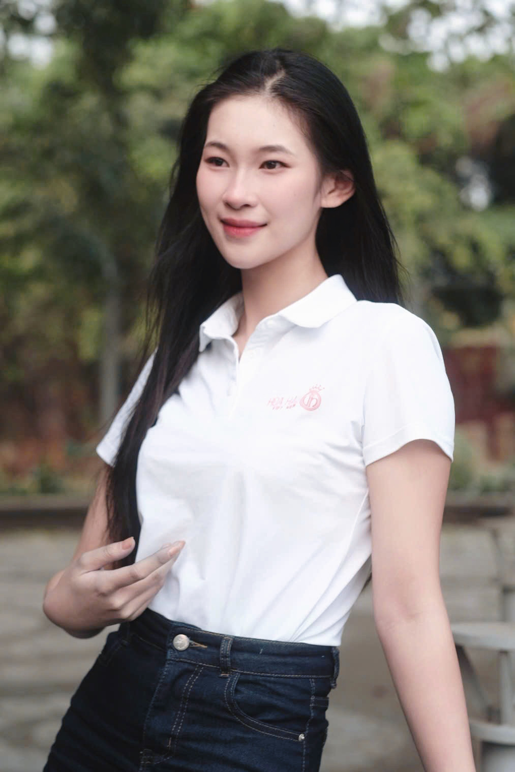 Thể thao luôn là một phần quan trọng trong cuộc sống của Hiền Nhi. Cô chơi cầu lông, bóng chuyền và chạy bộ thường xuyên. “Tôi tin vào lối sống cân bằng, duy trì tinh thần thoải mái thay vì ăn kiêng hà khắc”, cô nói.