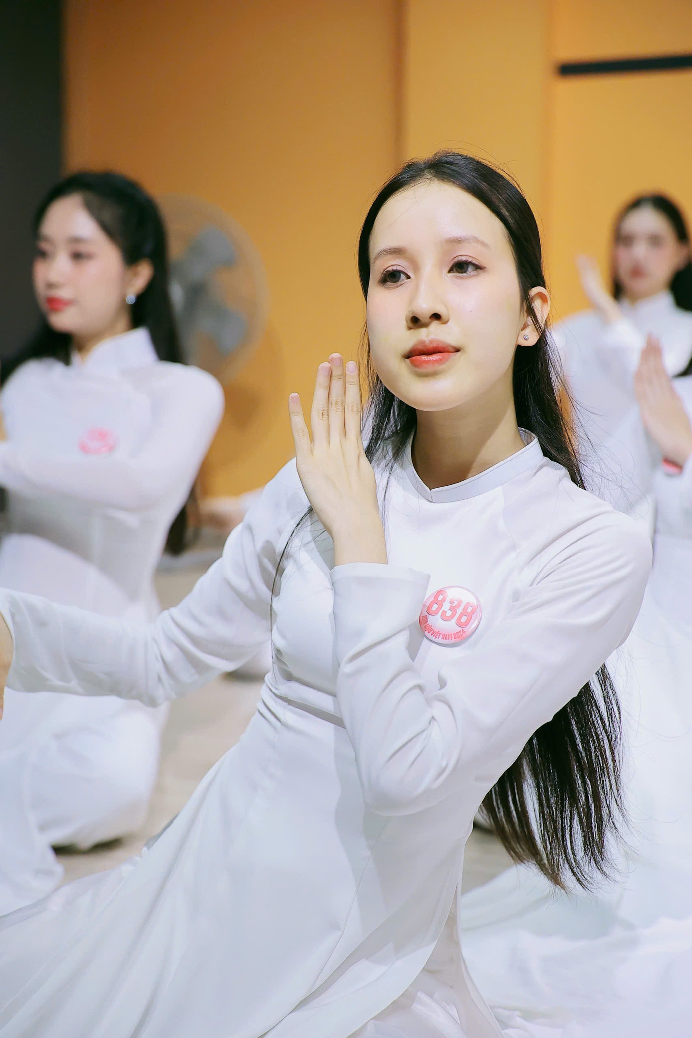 Giai điệu du dương, da diết của ca khúc Mẹ yêu con giúp thí sinh lấy cảm hứng cho bài múa. Nhiều thí sinh chia sẻ họ xúc động khi nghe những lời ca ý nghĩa viết về mẹ.