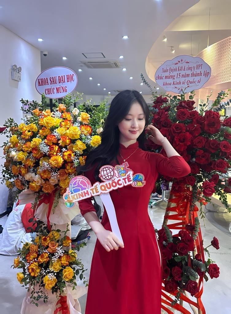 “Mình ấn tượng nhất với Hoa hậu Đỗ Thị Hà. Khi mới vào phòng, Hoa hậu Đỗ Thị Hà nhìn mình với vẻ mặt nghiêm nghị, khiến mình hơi lo lắng. Tuy nhiên, sự căng thẳng đó không kéo dài lâu”, cô nói.