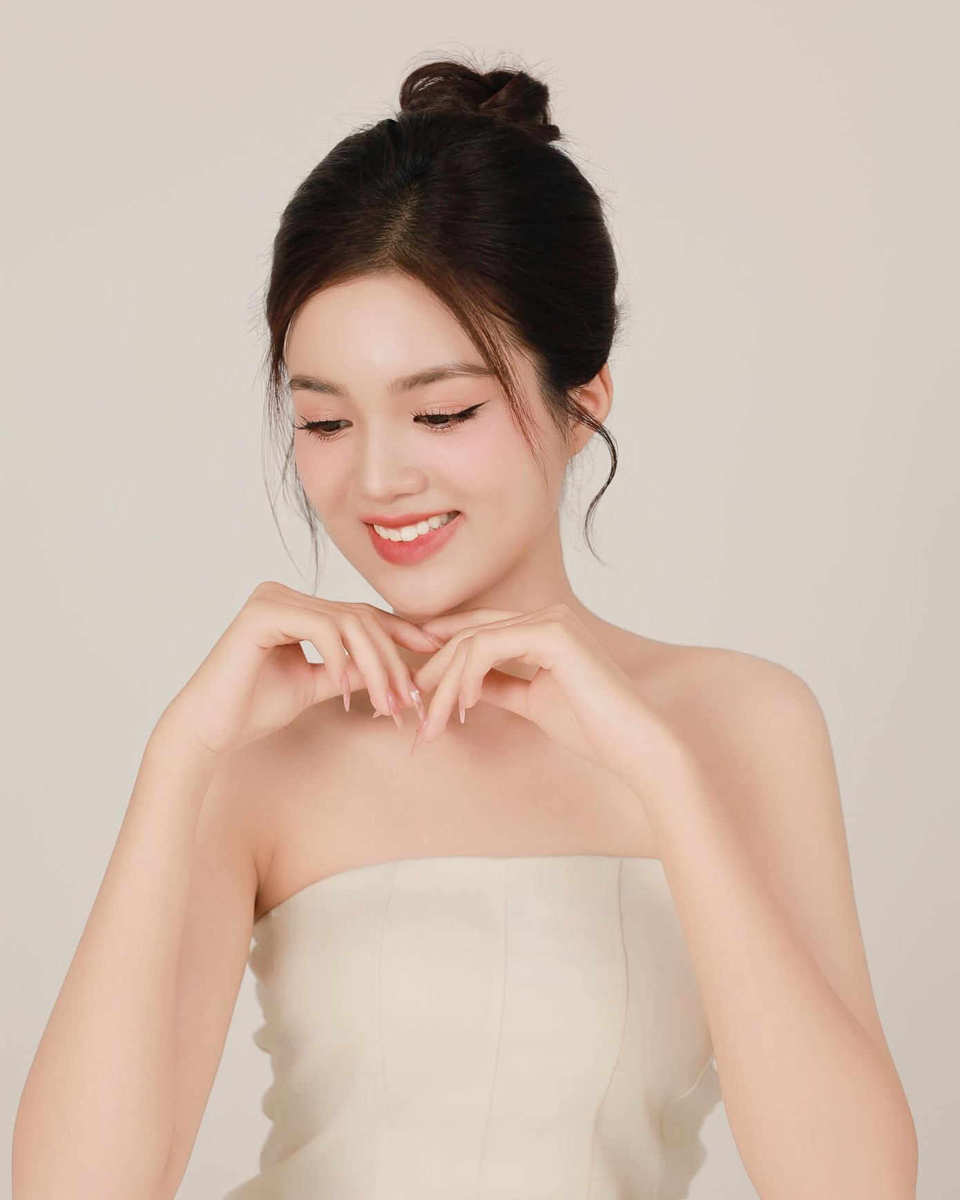 Minh Thu cho biết cô nhận được sự cổ vũ nhiệt tình của bố mẹ, thầy cô và bạn bè khi ghi danh tại Hoa hậu Việt Nam 2024. "Tôi mong muốn hô vang hai tiếng Kon Tum - gọi tên quê hương mình trên sân khấu cuộc thi nhan sắc bậc nhất Việt Nam", Minh Thu chia sẻ.