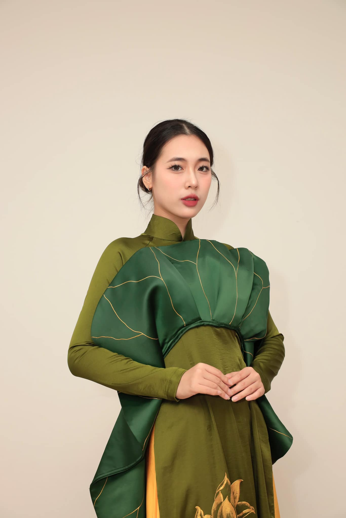 Trong thời gian đi học, Phương Chi thường xuyên tham gia những kỳ thi học sinh giỏi các môn tiếng Anh, Văn, Sinh học và thường xuyên có giải. Ngoài ra cô dành thời gian tham gia các hoạt động của trường, lớp, đạt danh hiệu sinh viên 5 tốt cấp thành phố năm 2024-2025.