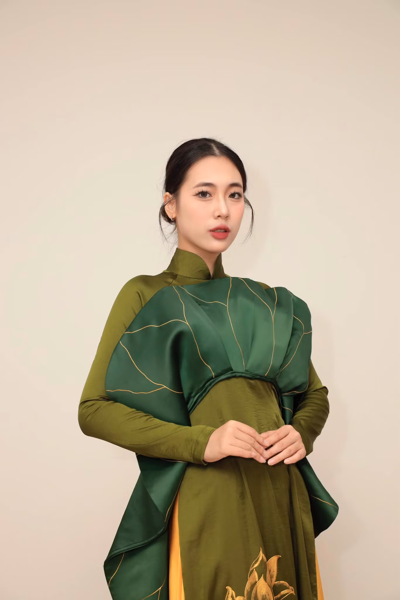 Trong thời gian đi học, Phương Chi thường xuyên tham gia những kỳ thi học sinh giỏi các môn tiếng Anh, Văn, Sinh học và thường xuyên có giải. Ngoài ra cô dành thời gian tham gia các hoạt động của trường, lớp, đạt danh hiệu sinh viên 5 tốt cấp thành phố năm 2024-2025.