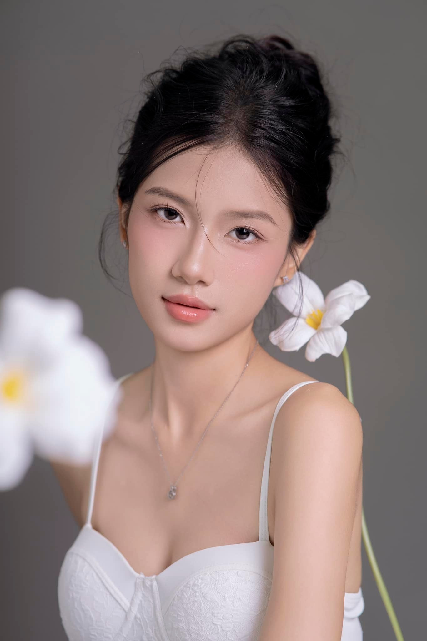 Ngoài đời thường, cô gái 19 tuổi có vẻ đẹp trong trẻo, duyên dáng.