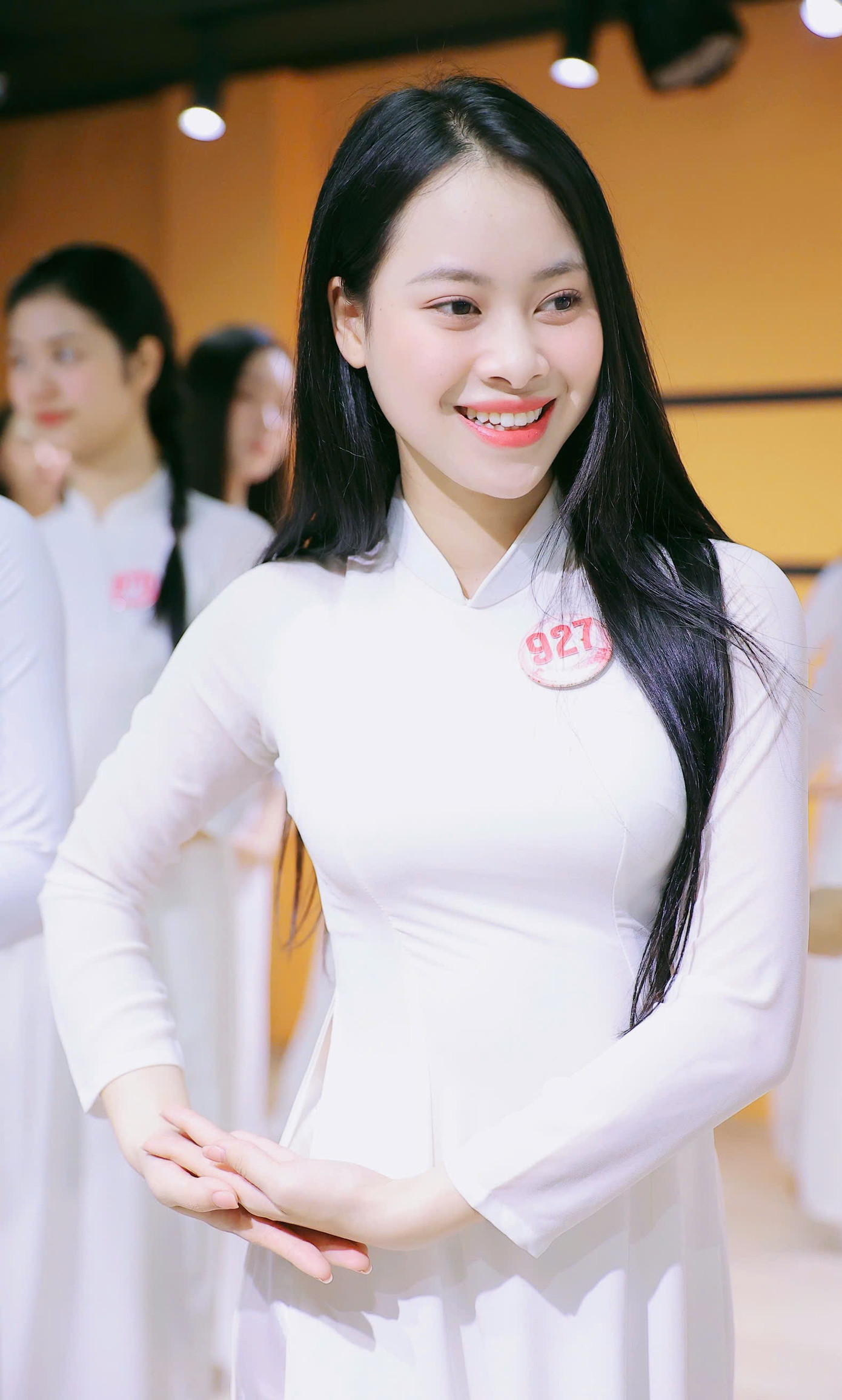 Nhiều thí sinh để tóc thẳng tự nhiên trong buổi tập.