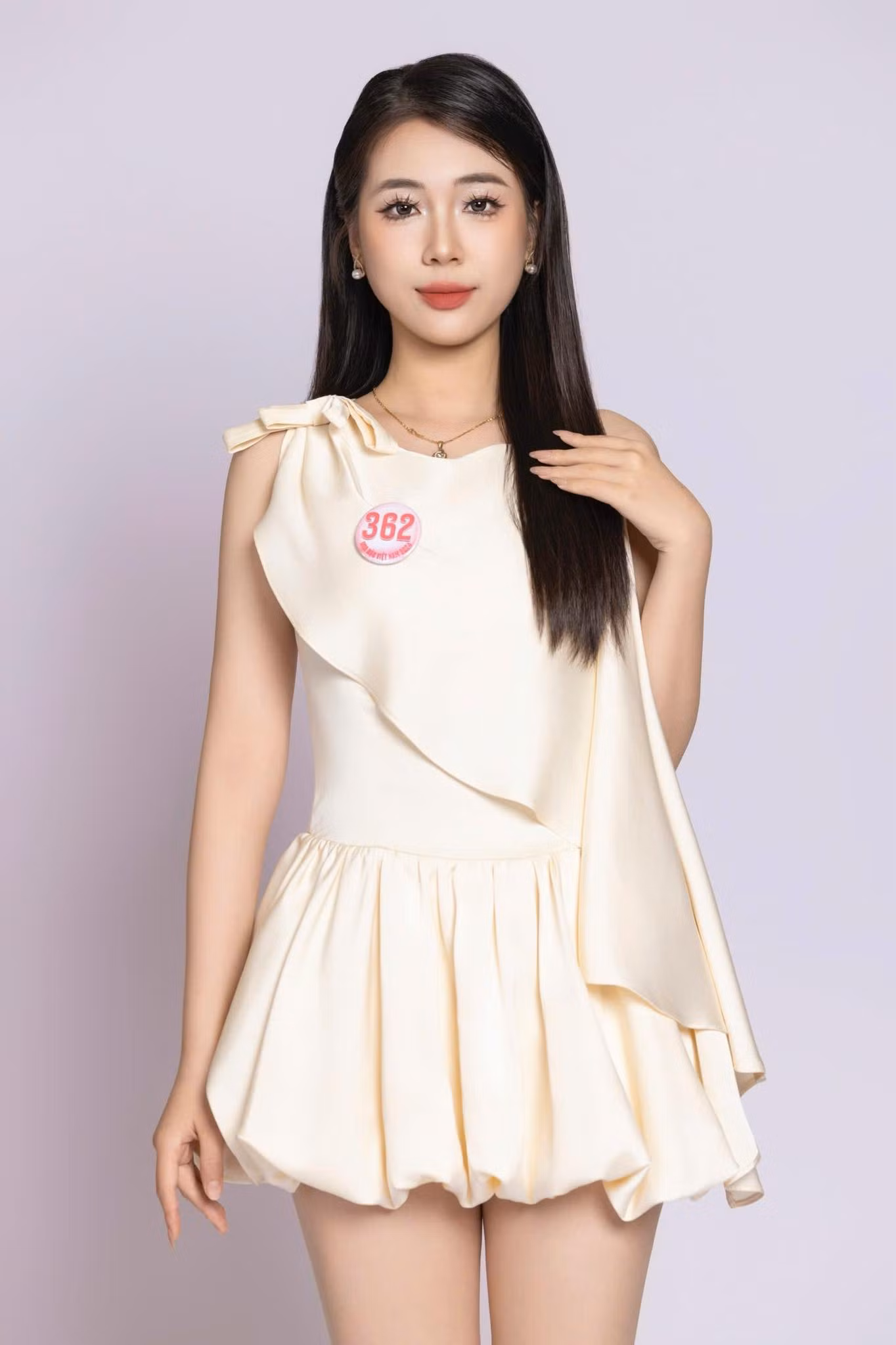 Thí sinh Nguyễn Phương Chi, SBD 362, sinh năm 2005, đến từ Hà Nội là một trong bốn sinh viên của Đại học Thương mại đang tham gia vòng chung khảo toàn quốc Hoa hậu Việt Nam 2024.