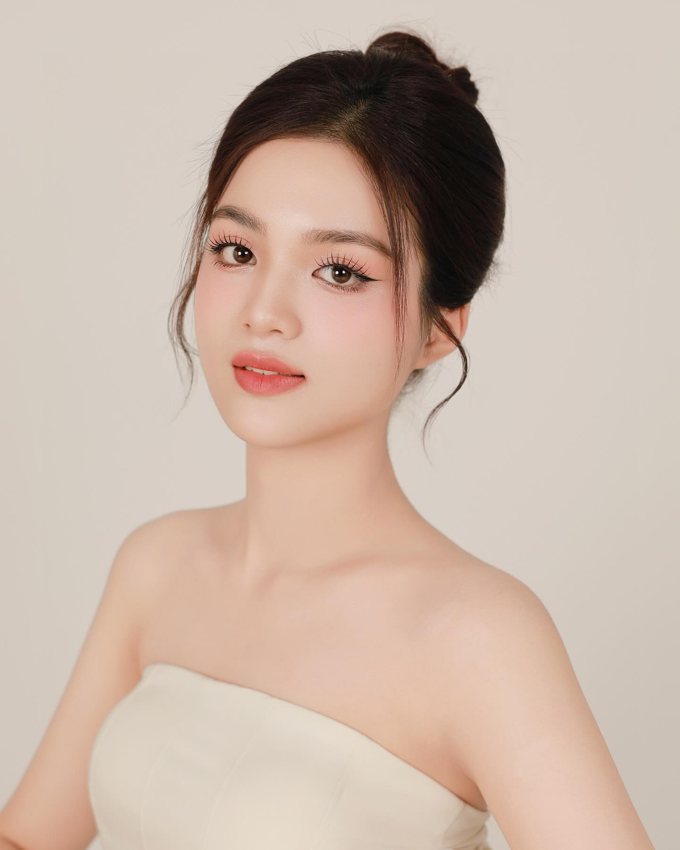 Minh Thu cho biết cô nhận được sự cổ vũ nhiệt tình của bố mẹ, thầy cô và bạn bè khi ghi danh tại Hoa hậu Việt Nam 2024. "Tôi mong muốn hô vang hai tiếng Kon Tum - gọi tên quê hương mình trên sân khấu cuộc thi nhan sắc bậc nhất Việt Nam", Minh Thu chia sẻ.