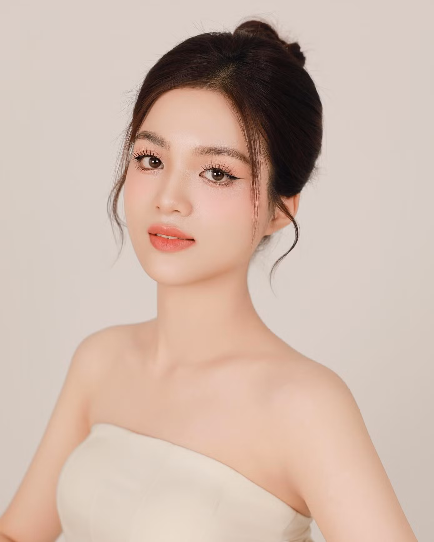 Minh Thu cho biết cô nhận được sự cổ vũ nhiệt tình của bố mẹ, thầy cô và bạn bè khi ghi danh tại Hoa hậu Việt Nam 2024. "Tôi mong muốn hô vang hai tiếng Kon Tum - gọi tên quê hương mình trên sân khấu cuộc thi nhan sắc bậc nhất Việt Nam", Minh Thu chia sẻ.