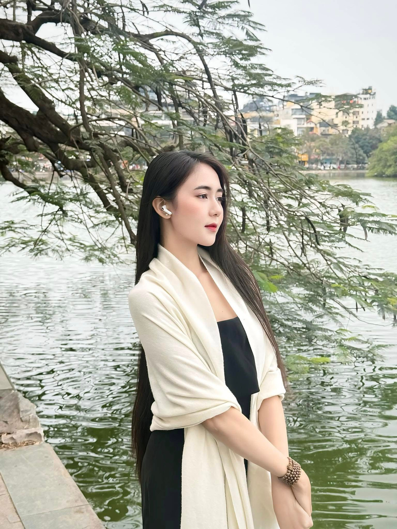 Hiện tại, Mỹ Dung và các thí sinh đang tham gia nhiều hoạt động ở Hà Nội trong khuôn khổ vòng chung khảo cuộc thi Hoa hậu Việt Nam. Cô gái Kiên Giang thích thú khi check-in ở Hồ Gươm.