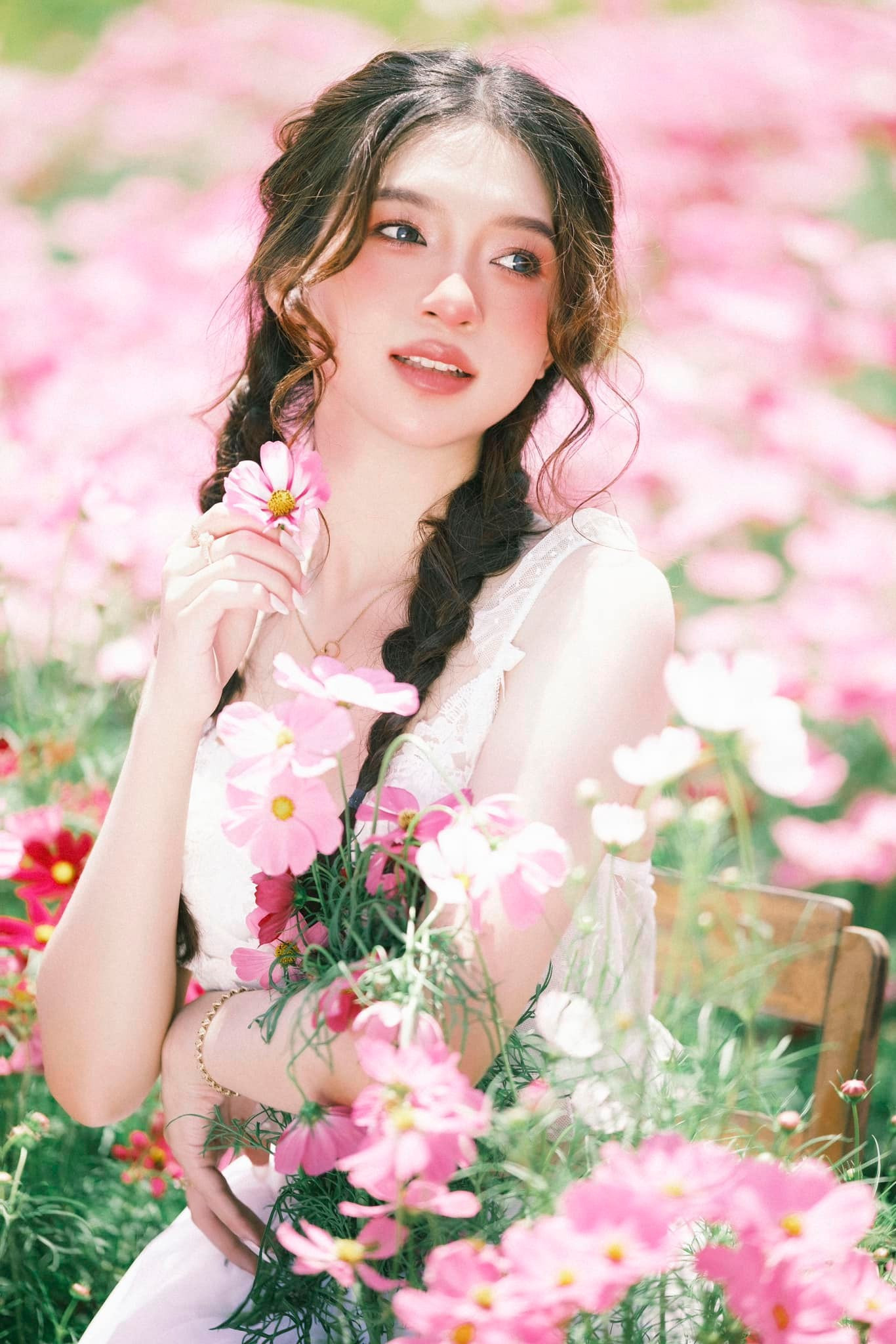 Hiện cô theo học ngành Quan hệ công chúng tại Đại học Nguyễn Tất Thành, và ước mơ của cô là trở thành biên tập viên tại một đài truyền hình. “Tôi may mắn được thầy cô tạo điều kiện để trau dồi kiến thức, rèn luyện kỹ năng và thực tập tại các đài truyền hình lớn. Chính những trải nghiệm này là nền tảng vững chắc giúp tôi từng bước gần hơn đến ước mơ của mình”, cô nói.