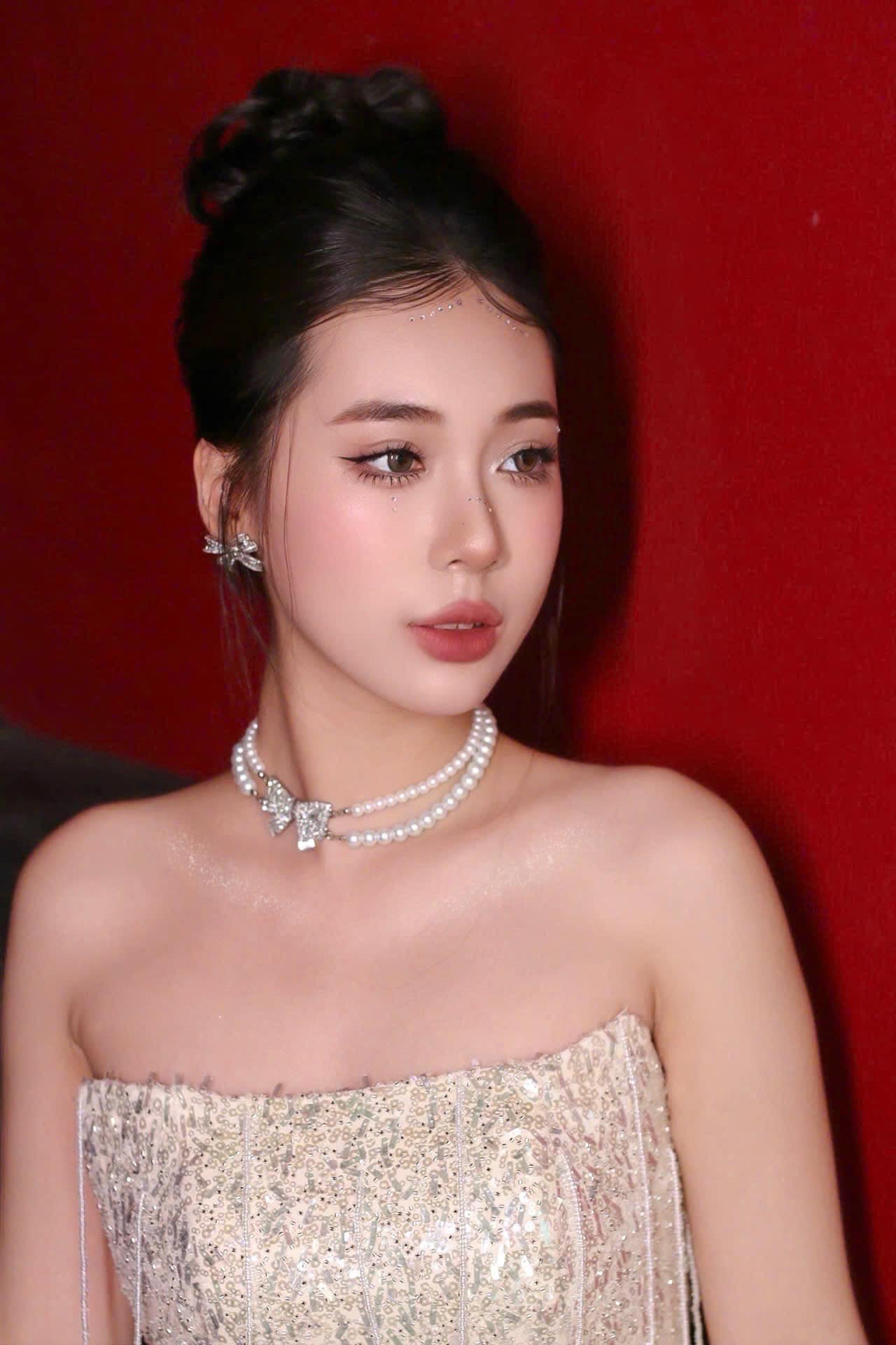 Phương Chi cho biết bố mẹ cô đều là giáo viên nên muốn cô tập trung vào việc học. Tuy nhiên, bố mẹ nhìn thấy những năng khiếu khác của cô và ủng hộ nếu cô có cơ hội đi thi những cuộc thi ý nghĩa như Hoa hậu Việt Nam.