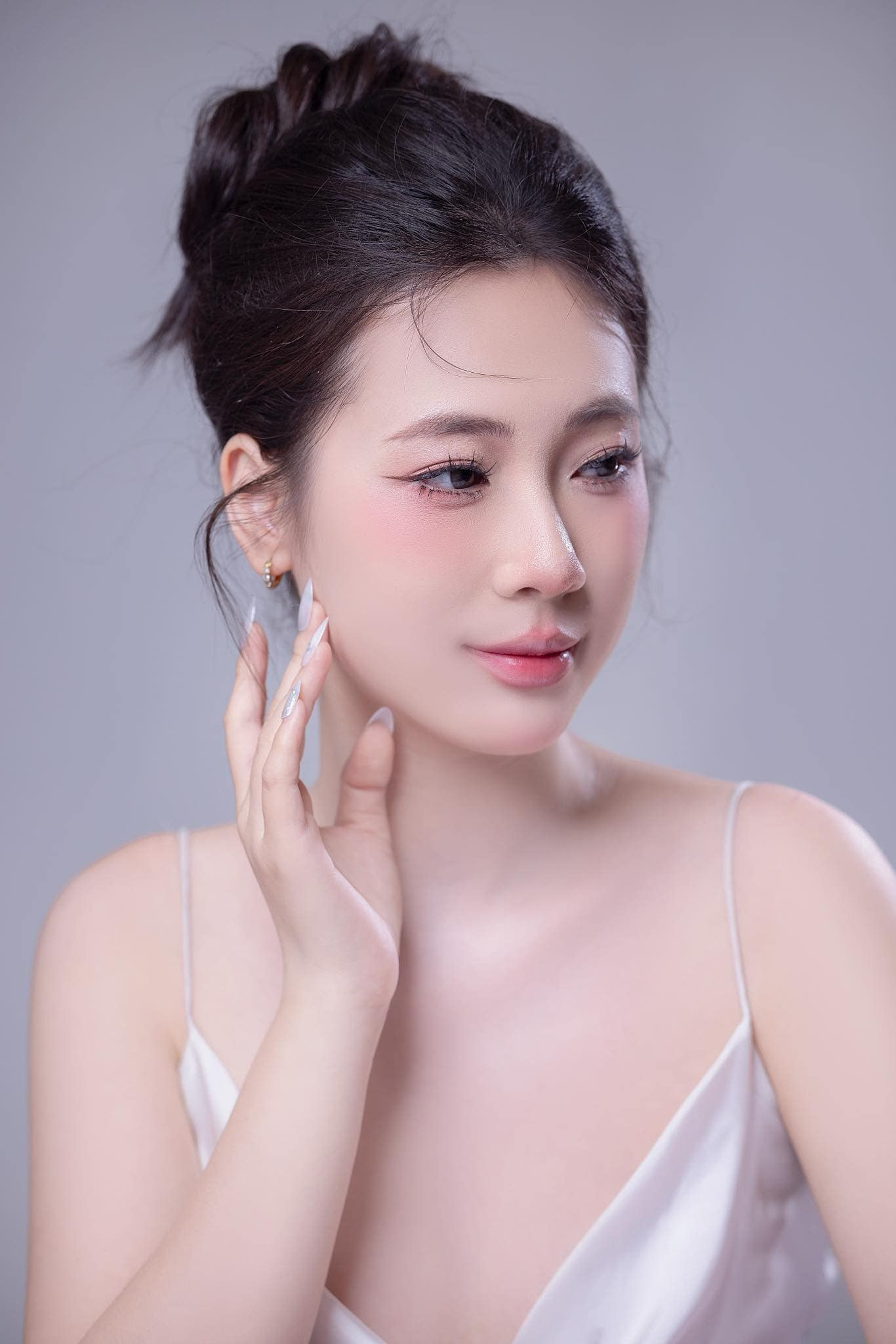 Phương Chi nói các bác sĩ khen cô có khuôn mặt xinh xắn, làn da sáng tự nhiên, sống mũi cao, đường nét trên khuôn mặt hài hòa.