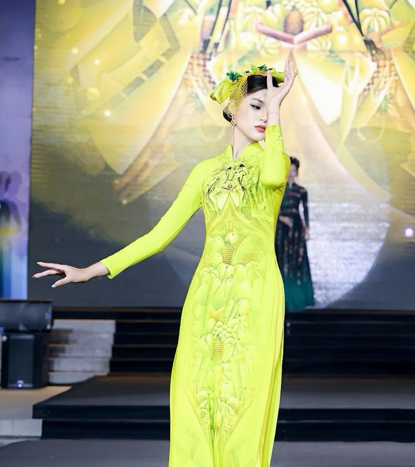 Sau khi trở thành hoa khôi, Minh Thu có thêm động lực để thử sức trong lĩnh vực người mẫu. Việc dấn thân vào một lĩnh vực mới với bất kỳ ai cũng là thử thách lớn, và Minh Thu cũng không phải ngoại lệ.