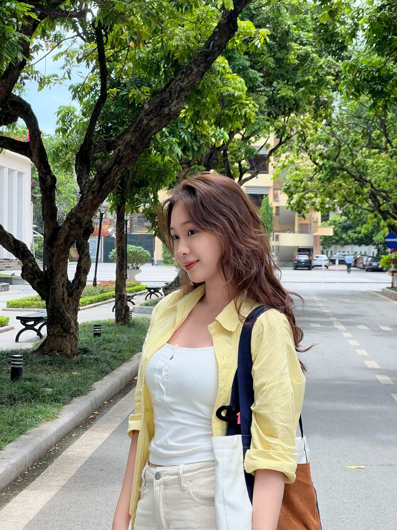 Khánh Linh kể trước khi vào phòng phỏng vấn kín cô thấy hồi hộp, nhưng khi vào bên trong, các giám khảo tạo cho cô không gian thoải mái với những câu hỏi nhẹ nhàng khiến cô thấy tự tin hơn.