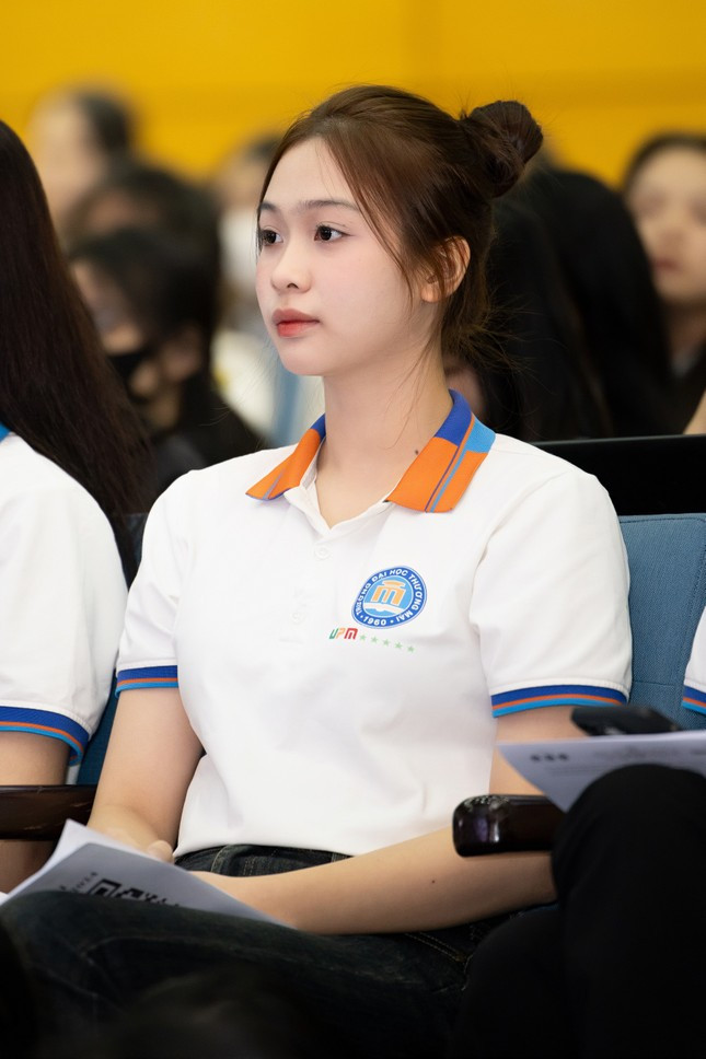 Chia sẻ lý do lựa chọn Hoa hậu Việt Nam, Khánh Linh nhận định đây là đấu trường sắc đẹp lâu đời nhất, có bề dày lịch sử, đủ tầm cỡ và uy tín để định vị sắc đẹp và tri thức của người con gái Việt Nam. Khánh Linh cũng đánh giá cuộc thi Hoa hậu Việt Nam có sức nặng để lan tỏa thông điệp tốt đẹp.