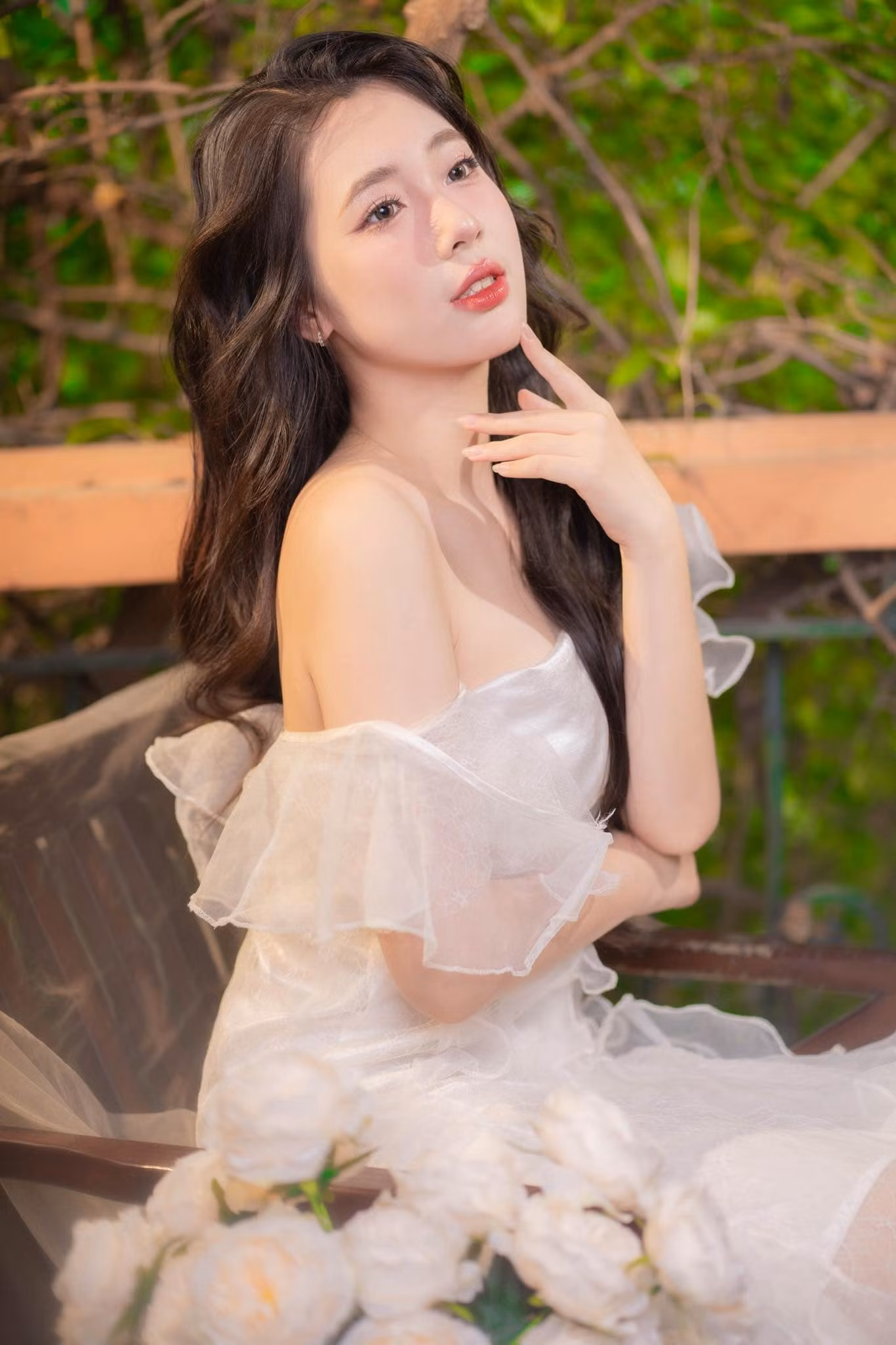 “Tôi đã tiếp thu nền văn hoá của cả hai địa phương, vừa có sự giản dị, mộc mạc của vùng nguyên sơ, vừa có sự trang nhã và lịch thiệp của thủ đô”, cô nói.