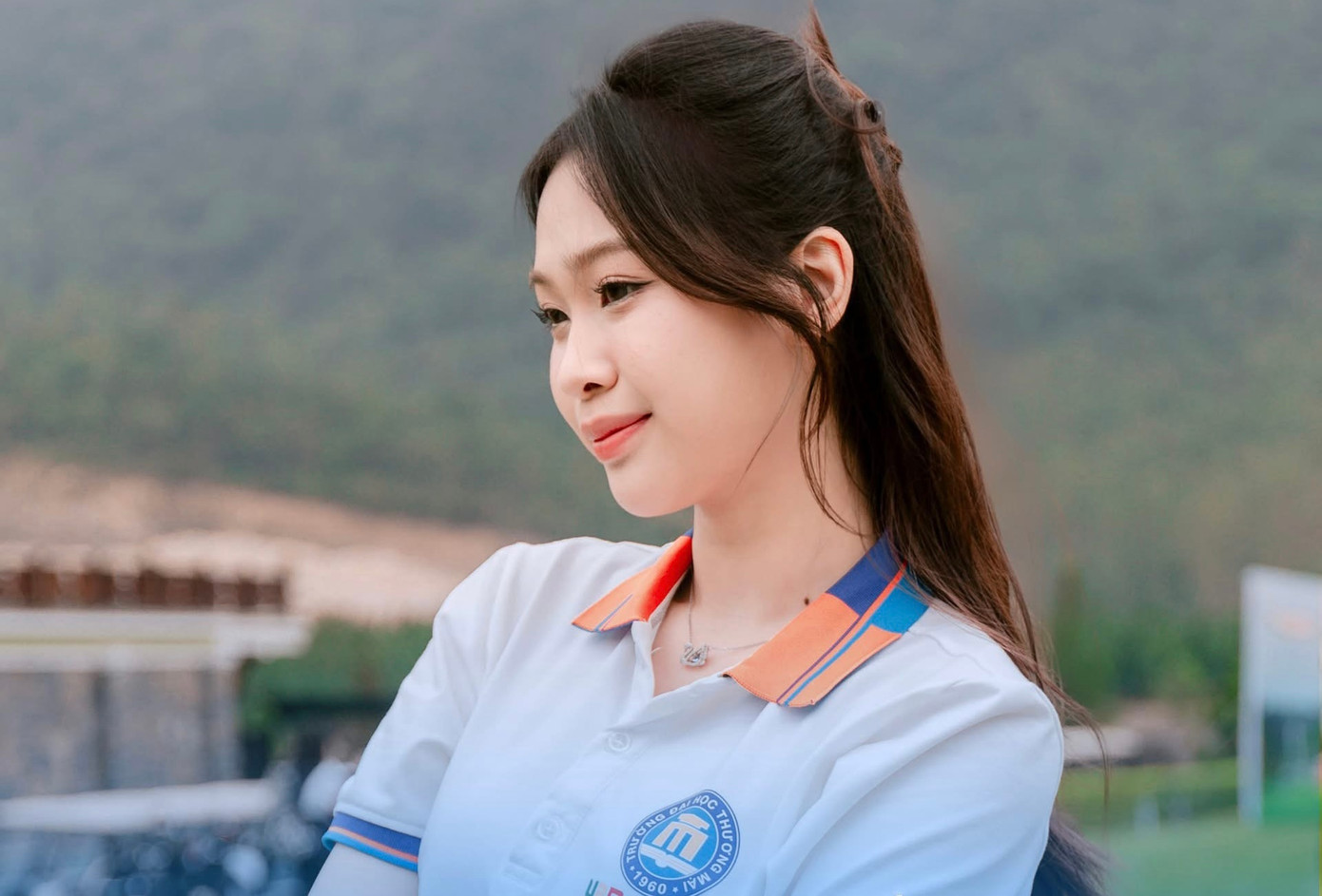 Hiện Khánh Linh là sinh viên chuyên ngành Luật kinh tế của khoa Luật, trường Đại học Thương Mại. Cô vẫn đang cố gắng cân bằng giữa việc học và theo đuổi đam mê catwalk. Khánh Linh mong muốn trong tương lai được làm công việc đúng với chuyên môn mình được đào tạo nhưng vẫn có thể sải bước trong những show diễn để thoả mãn đam mê.