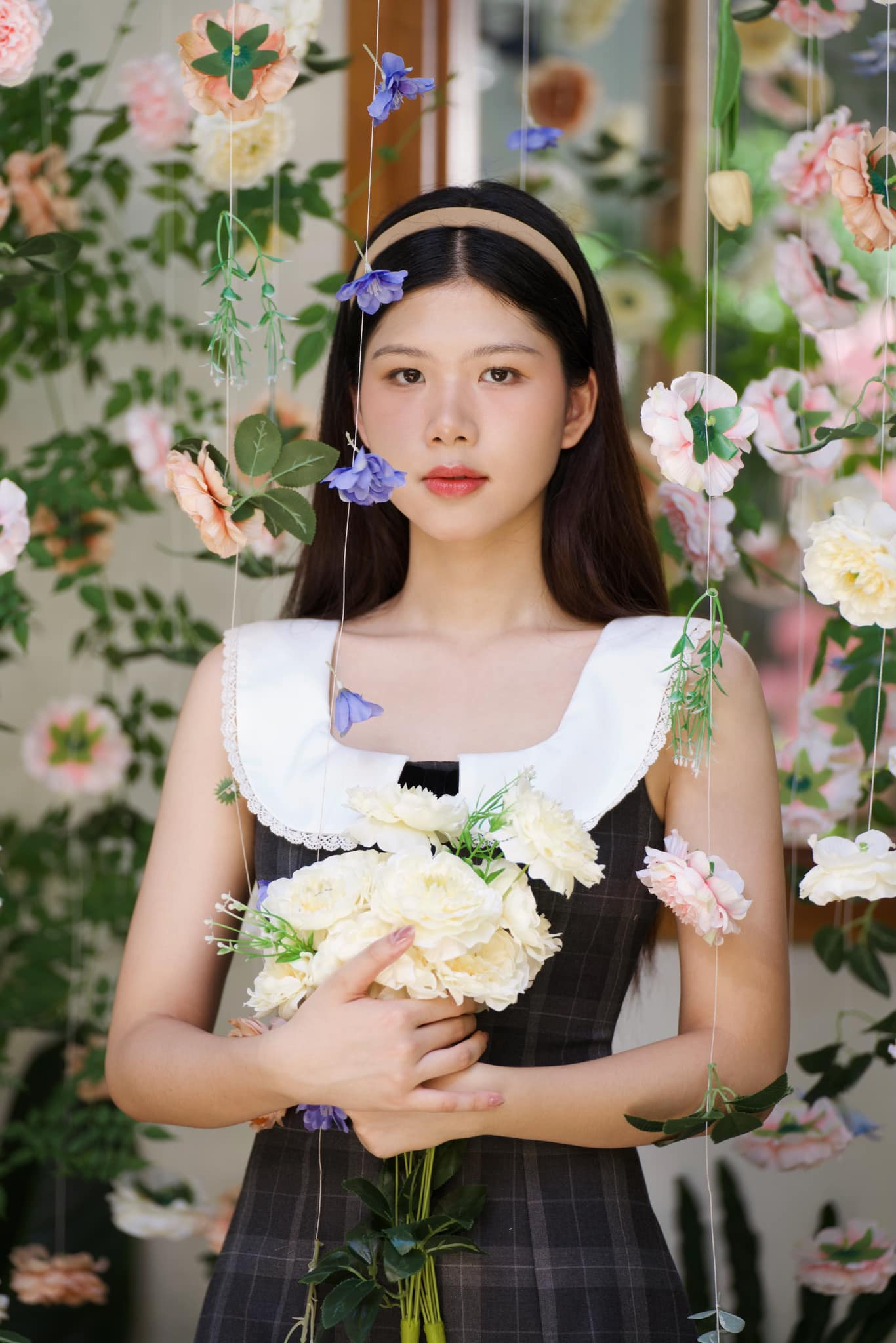 Cô từng tham dự nhiều cuộc thi sắc đẹp khi còn ngồi trên ghế nhà trường. Linh Đan giành giải Hoa khôi cuộc thi Điển sắc thiên thanh 2021 do trường THPT Chuyên Lê Quý Đôn tổ chức, giải Ba đơn nữ (Á khôi 2) Hội thi Học sinh - Sinh viên Tài năng Thanh lịch TP Đà Nẵng. Đương kim Hoa hậu Việt Nam 2022 Huỳnh Thị Thanh Thủy cũng từng tham dự cuộc thi này.