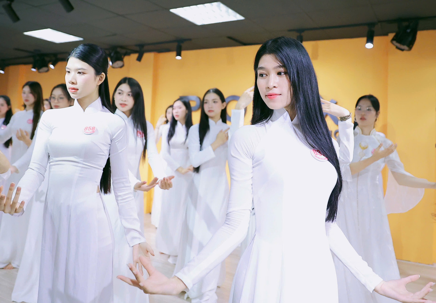 Ngày 2/4, top 41 thí sinh có buổi học vũ đạo, múa để chuẩn bị cho bài đồng diễn tại chung khảo Hoa hậu Việt Nam 2024. Dàn thí sinh mặc áo dài trắng duyên dáng khi học múa trên nền nhạc ca khúc Mẹ yêu con.