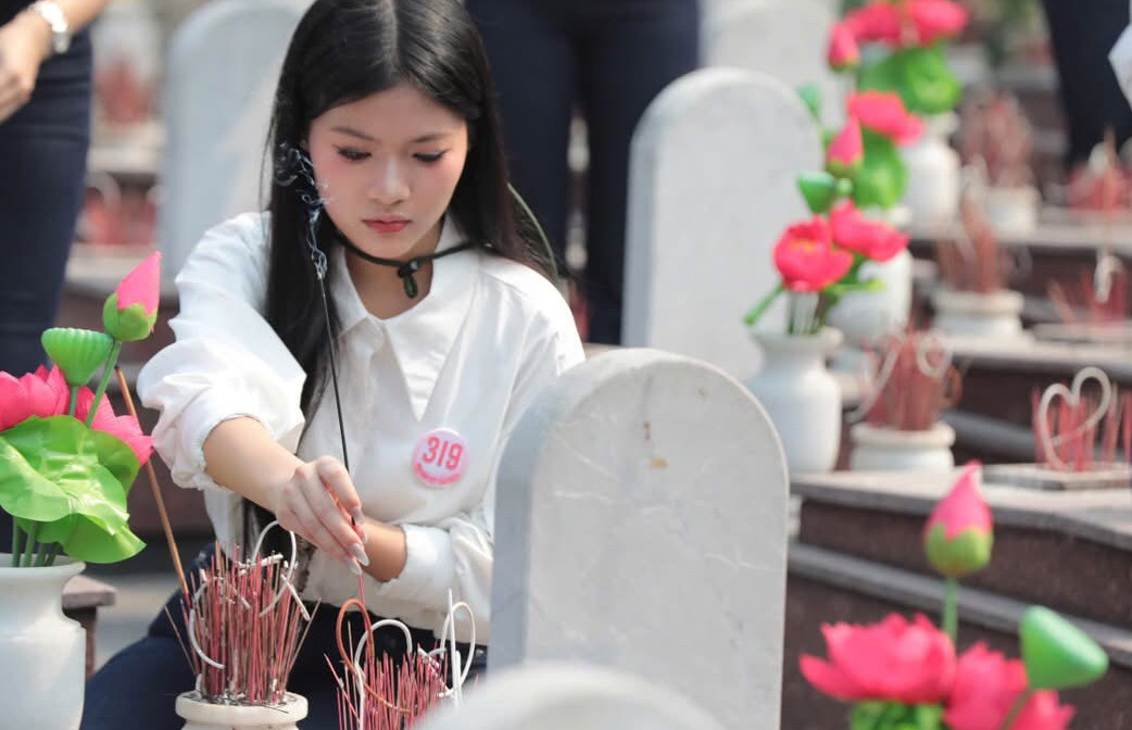 Trước đó, Yến Linh cùng các thí sinh có những hoạt động ý nghĩa ở Quảng Trị khi đồng hành cùng giải Tiền Phong Marathon 2025 và tham gia nhiều hoạt động ý nghĩa như đến thăm Nghĩa trang Trường Sơn, Nghĩa trang Đường 9, dâng hương tưởng niệm các anh hùng liệt sĩ ở di tích Thành cổ Quảng Trị, lễ thả hoa đăng bên sông Thạch Hãn, lễ Thượng cờ ở đôi bờ Hiền Lương - Bến Hải...