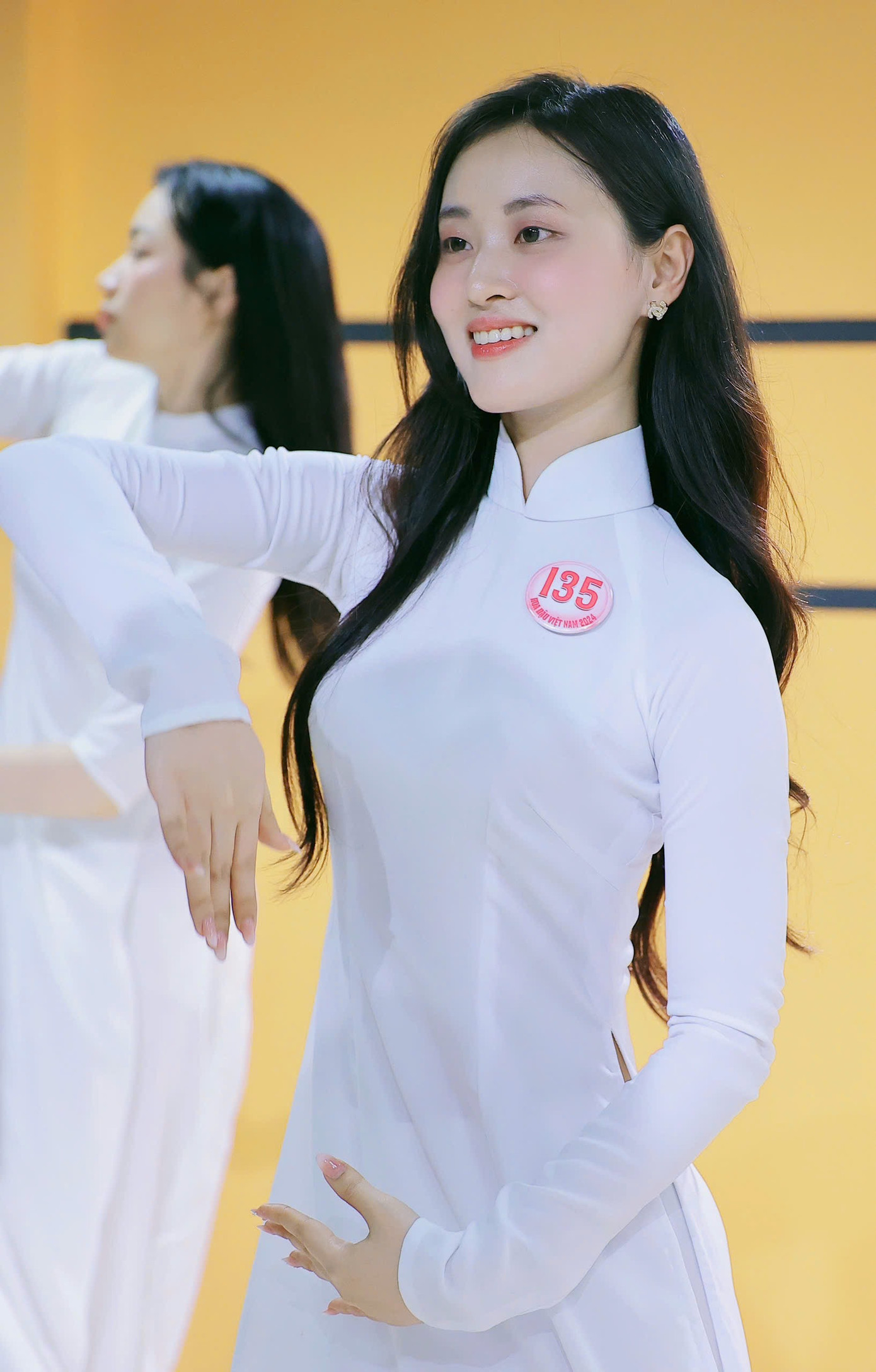 Hoàng Thị Tú Anh đến từ Nghệ An nói cô gặp chút khó khăn trong việc thuộc động tác, tuy nhiên với sự hướng dẫn nhiệt tình của các biên đạo múa, Tú Anh đã hoàn thành tốt hai bài nhảy.
