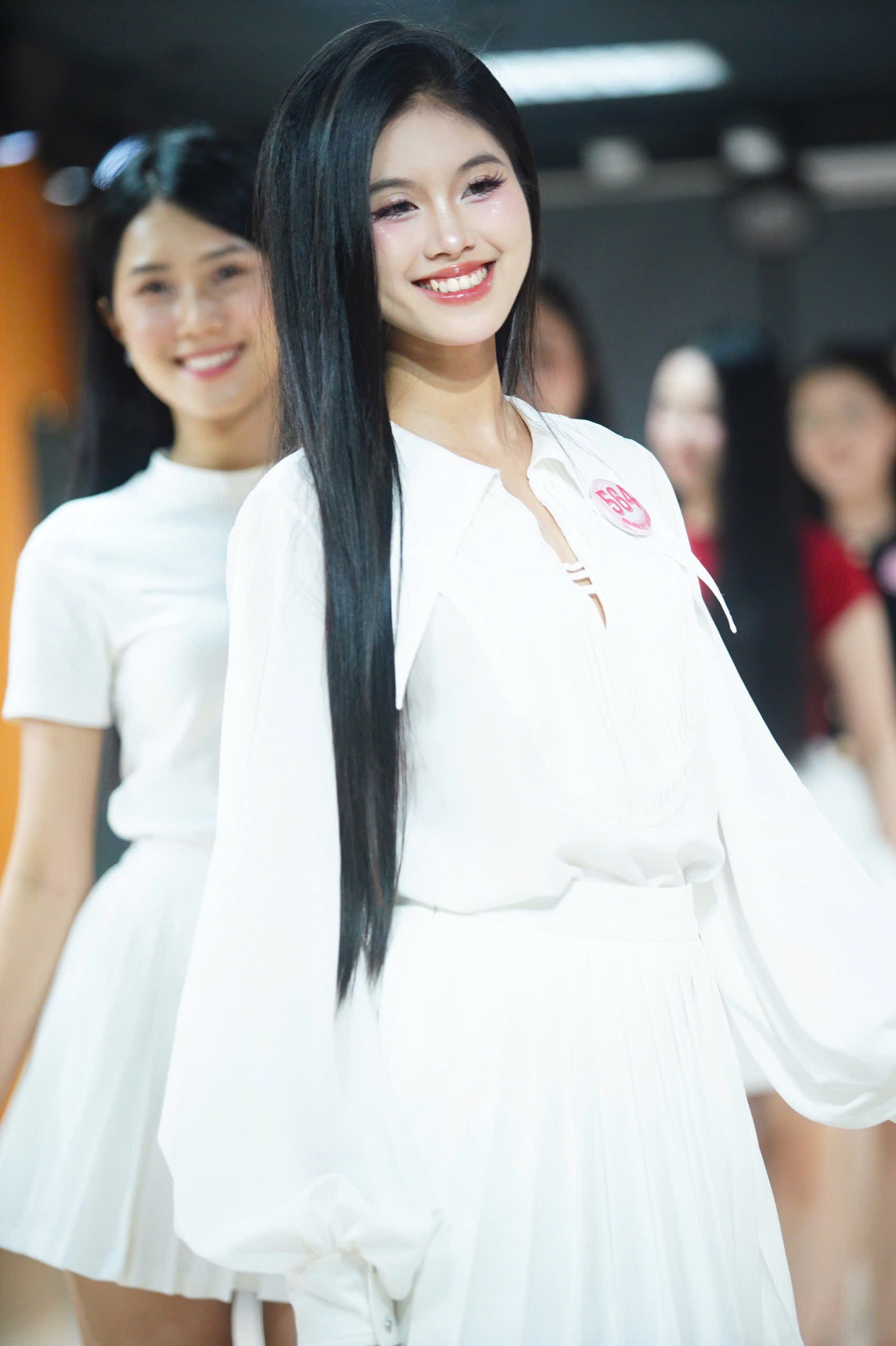 Võ Đoàn Bảo Hà khoe nụ cười tươi. Cô có gương mặt sáng sân khấu.