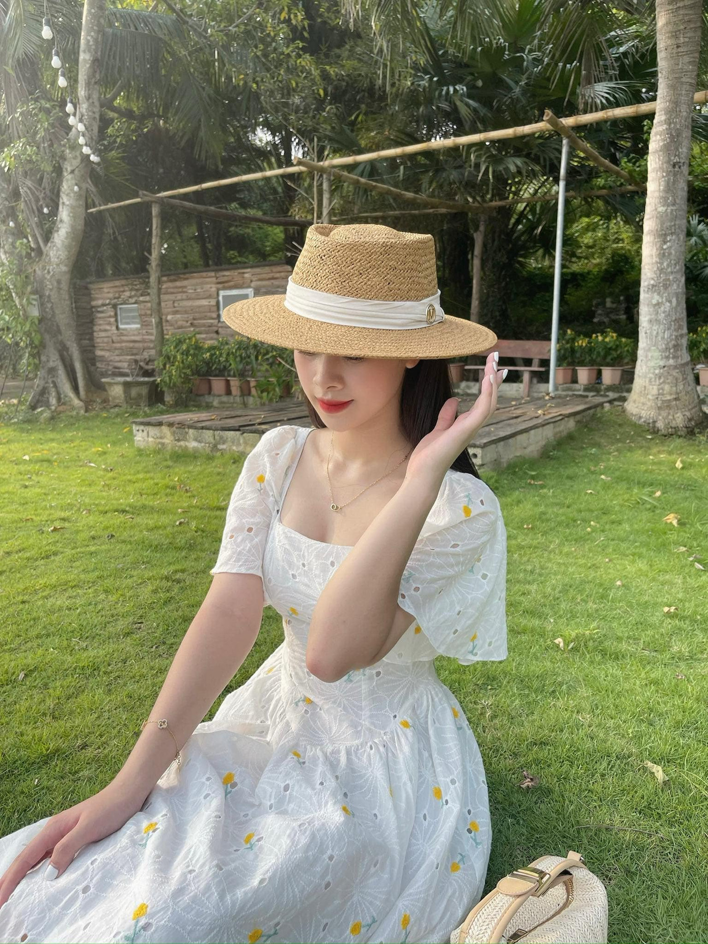 Cô yêu thích phong cách nữ tính, thanh lịch. Cô gái 19 tuổi gây chú ý với làn da trắng mịn và mái tóc dài.