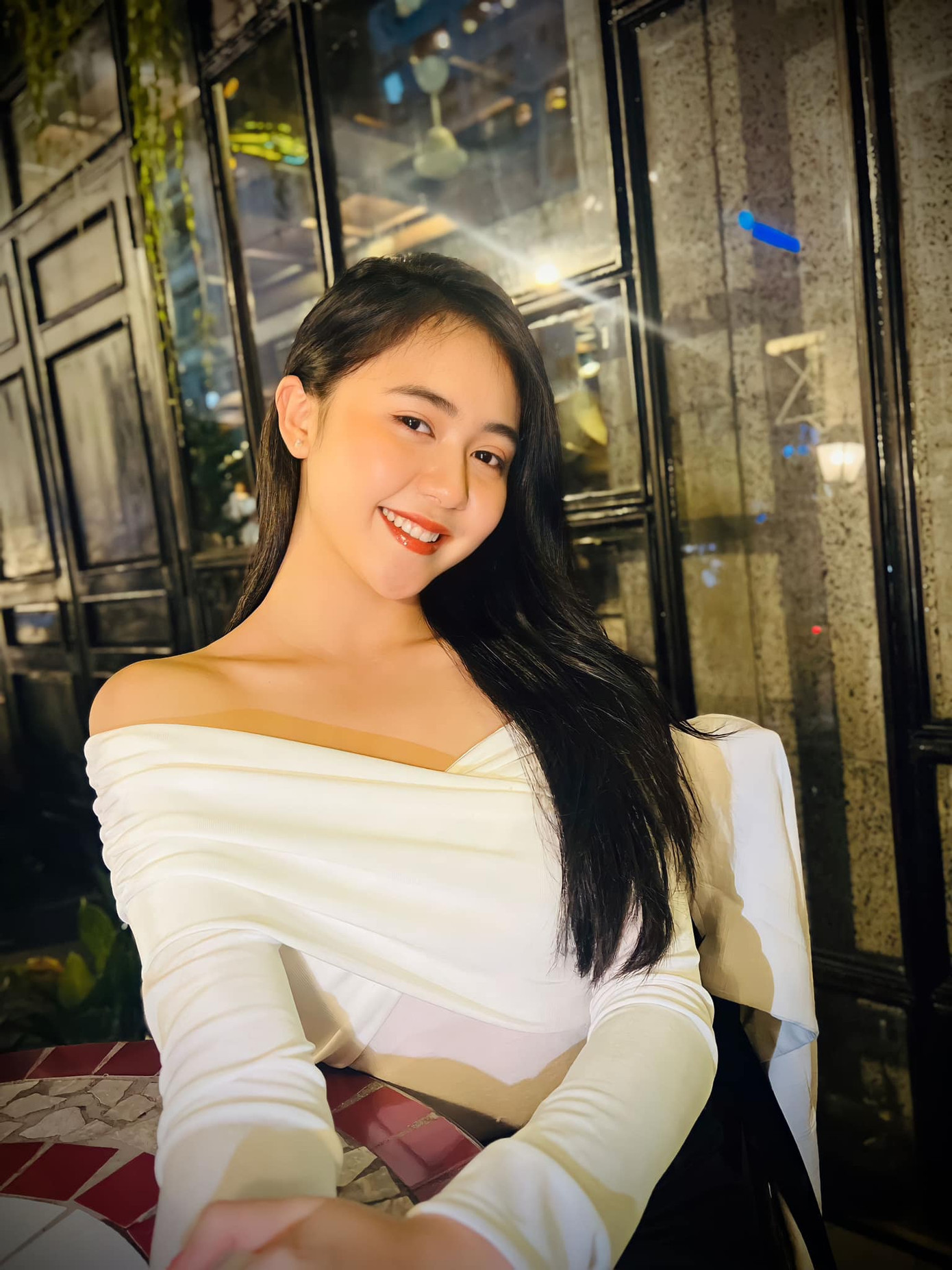 "Trong thời gian tham gia Hoa hậu Việt Nam 2024, bố mẹ gọi hỏi thăm thường xuyên khiến tôi thấy hành trình của mình không đơn độc", cô nói.