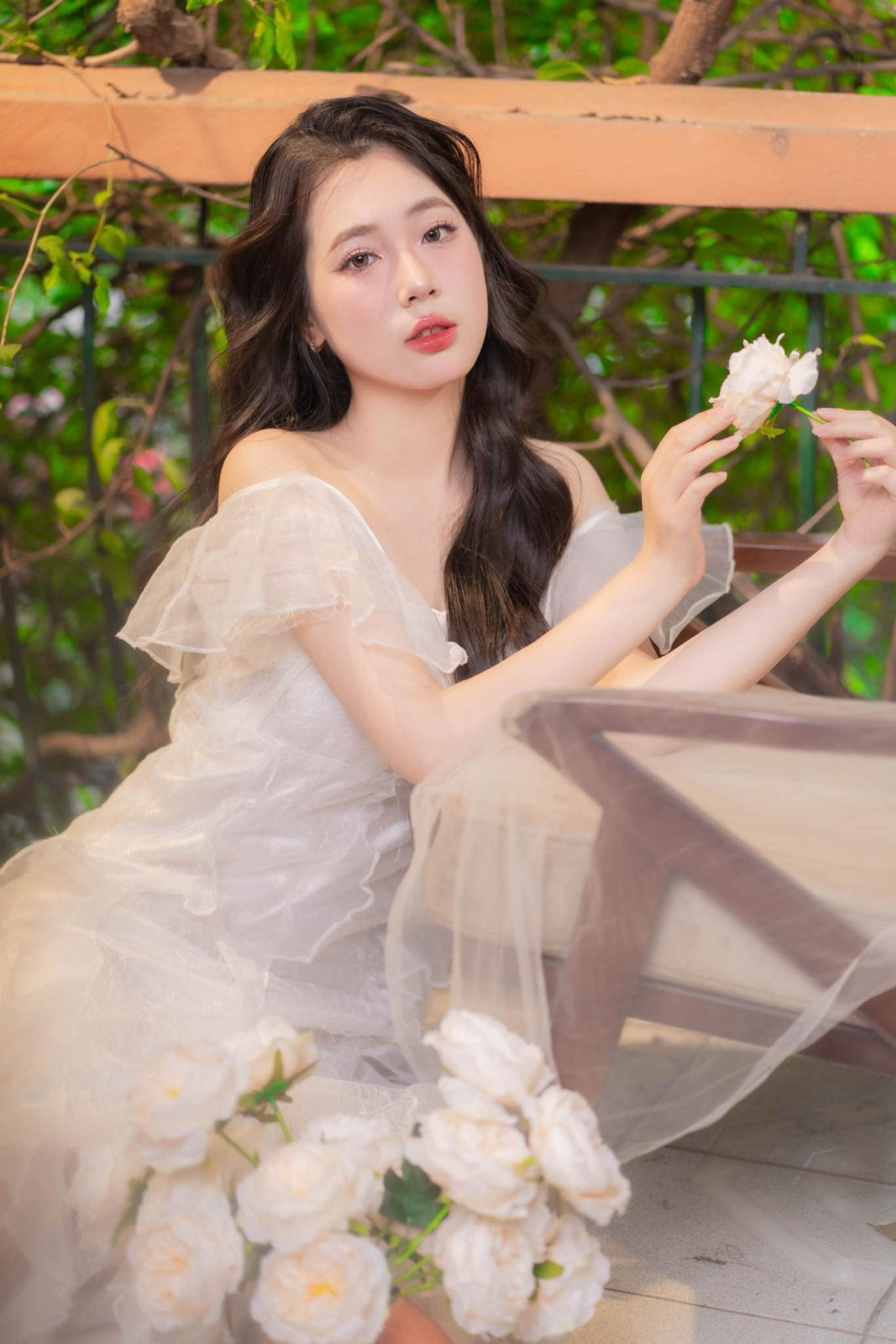 “Tôi đã tiếp thu nền văn hoá của cả hai địa phương, vừa có sự giản dị, mộc mạc của vùng nguyên sơ, vừa có sự trang nhã và lịch thiệp của thủ đô”, cô nói.