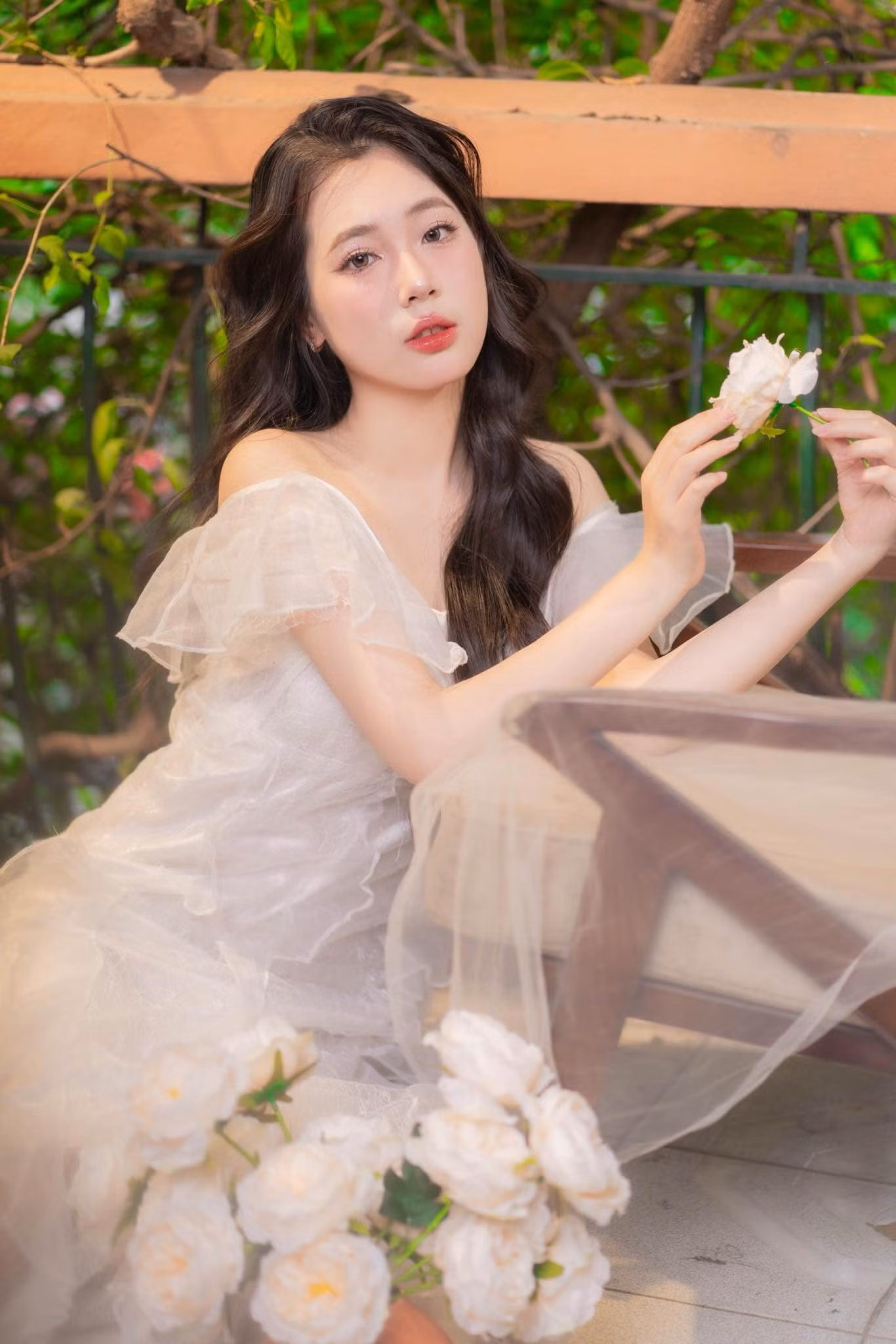 “Tôi đã tiếp thu nền văn hoá của cả hai địa phương, vừa có sự giản dị, mộc mạc của vùng nguyên sơ, vừa có sự trang nhã và lịch thiệp của thủ đô”, cô nói.