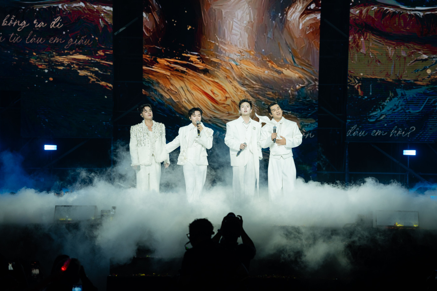 Đêm nhạc gây chú ý với những màn tương tác tình cảm giữa các anh tài, đặc biệt là Bùi Công Nam - Duy Khánh. Trước đó, hai người được nhiều fan "đẩy thuyền" khi tham gia Anh trai vượt ngàn chông gai.