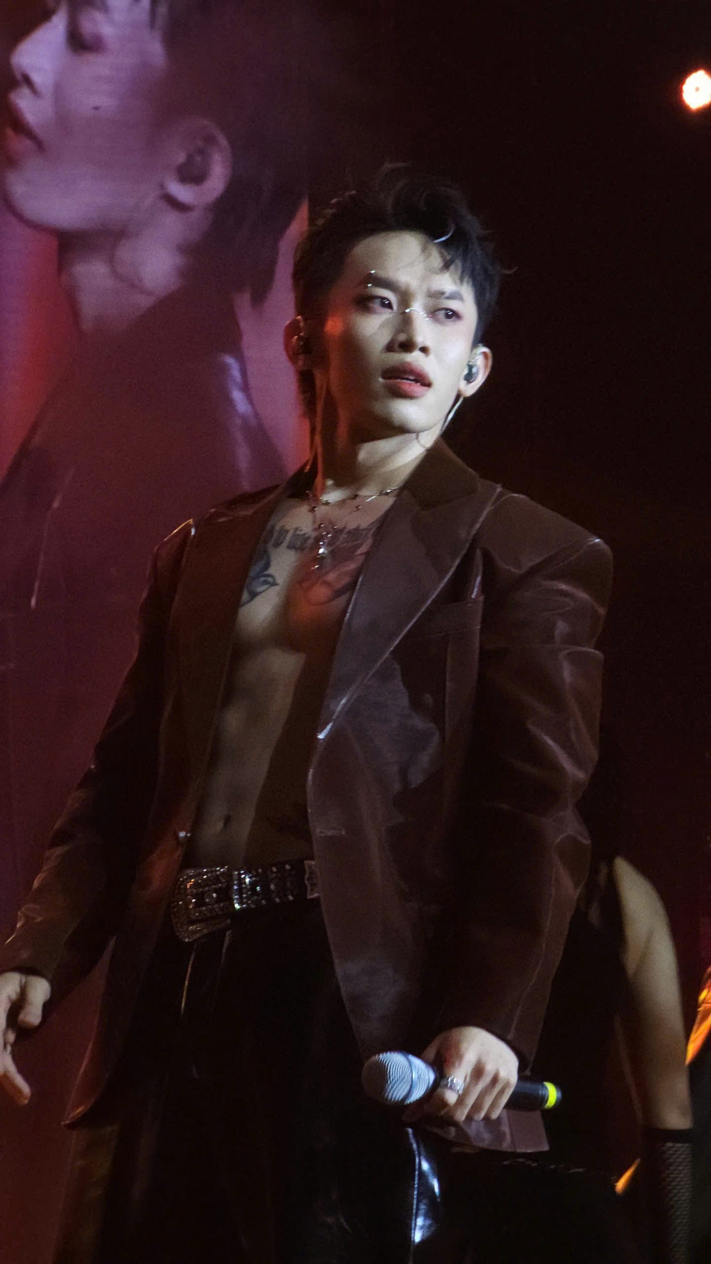 Kay Trần khiến fan hú hét không ngừng khi cởi áo, khoe bụng sáu múi trước 6000 khán giả trong màn trình diễn slolo ca khúc Nước hoa. Nam ca sĩ có lượng fan đông đảo vì ngoại hình cá tính và phong cách trình diễn ấn tượng.