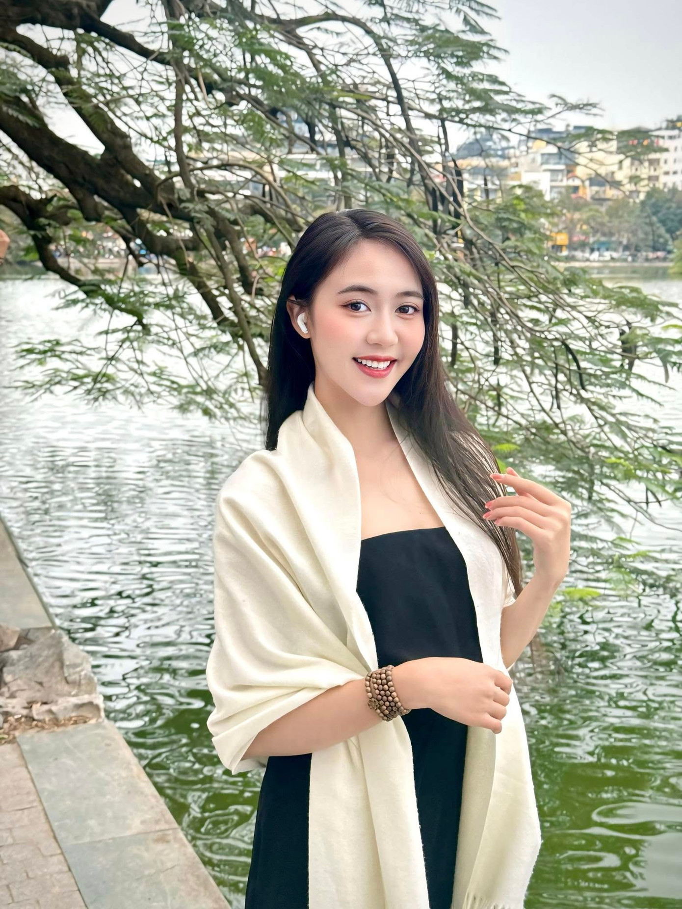 Hiện tại, Mỹ Dung và các thí sinh đang tham gia nhiều hoạt động ở Hà Nội trong khuôn khổ vòng chung khảo cuộc thi Hoa hậu Việt Nam. Cô gái Kiên Giang thích thú khi check-in ở Hồ Gươm.