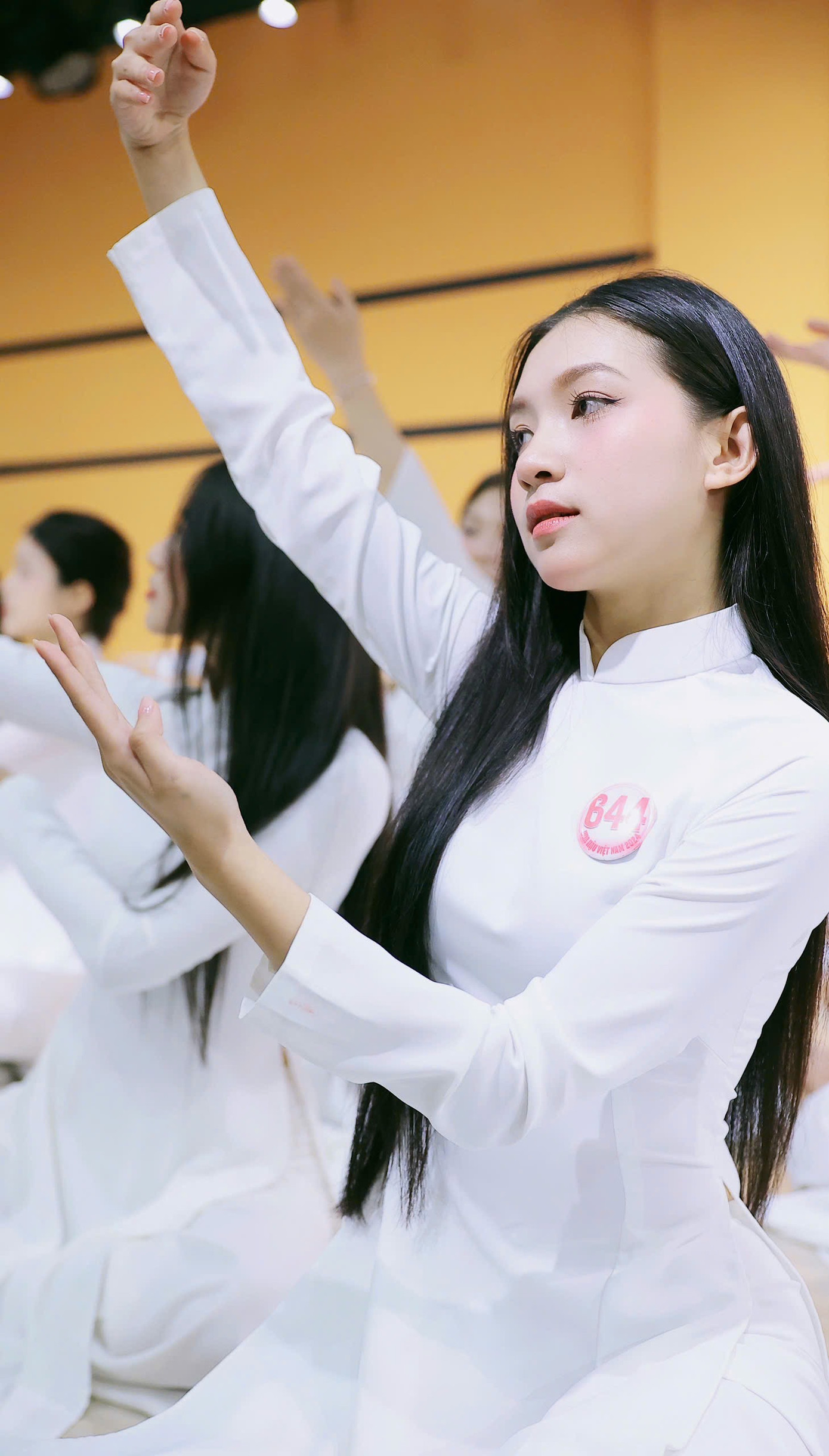 Tuy nhiên, với tinh thần ham học hỏi, 41 thí sinh miệt mài luyện tập trong vòng 3 tiếng đồng hồ để có thể đạt được các yêu cầu của biên đạo múa Đỗ Mạnh Trường.