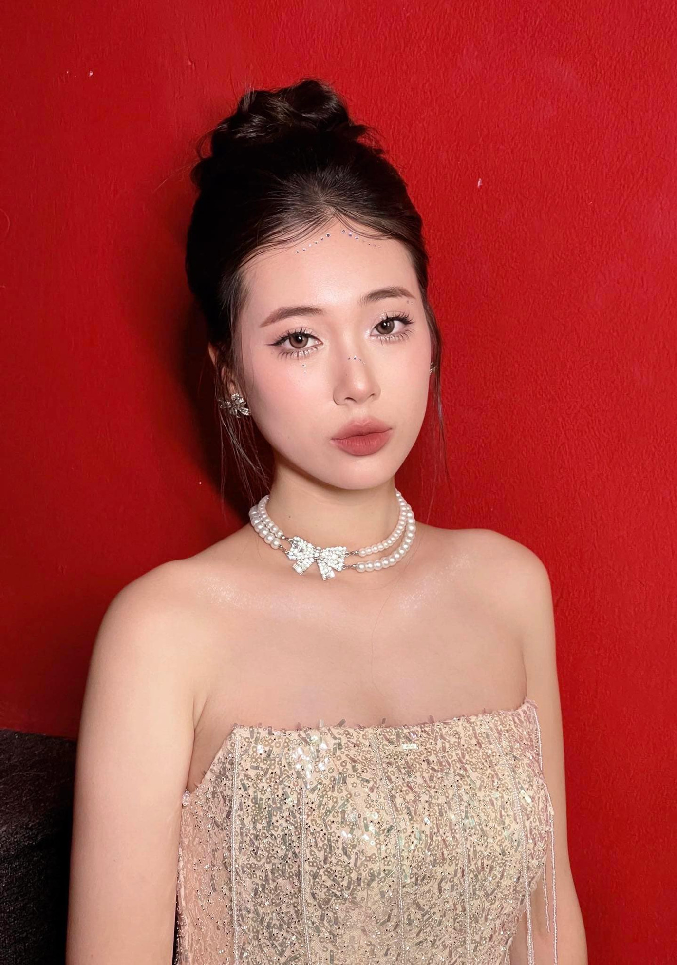 Phương Chi cho biết bố mẹ cô đều là giáo viên nên muốn cô tập trung vào việc học. Tuy nhiên, bố mẹ nhìn thấy những năng khiếu khác của cô và ủng hộ nếu cô có cơ hội đi thi những cuộc thi ý nghĩa như Hoa hậu Việt Nam.