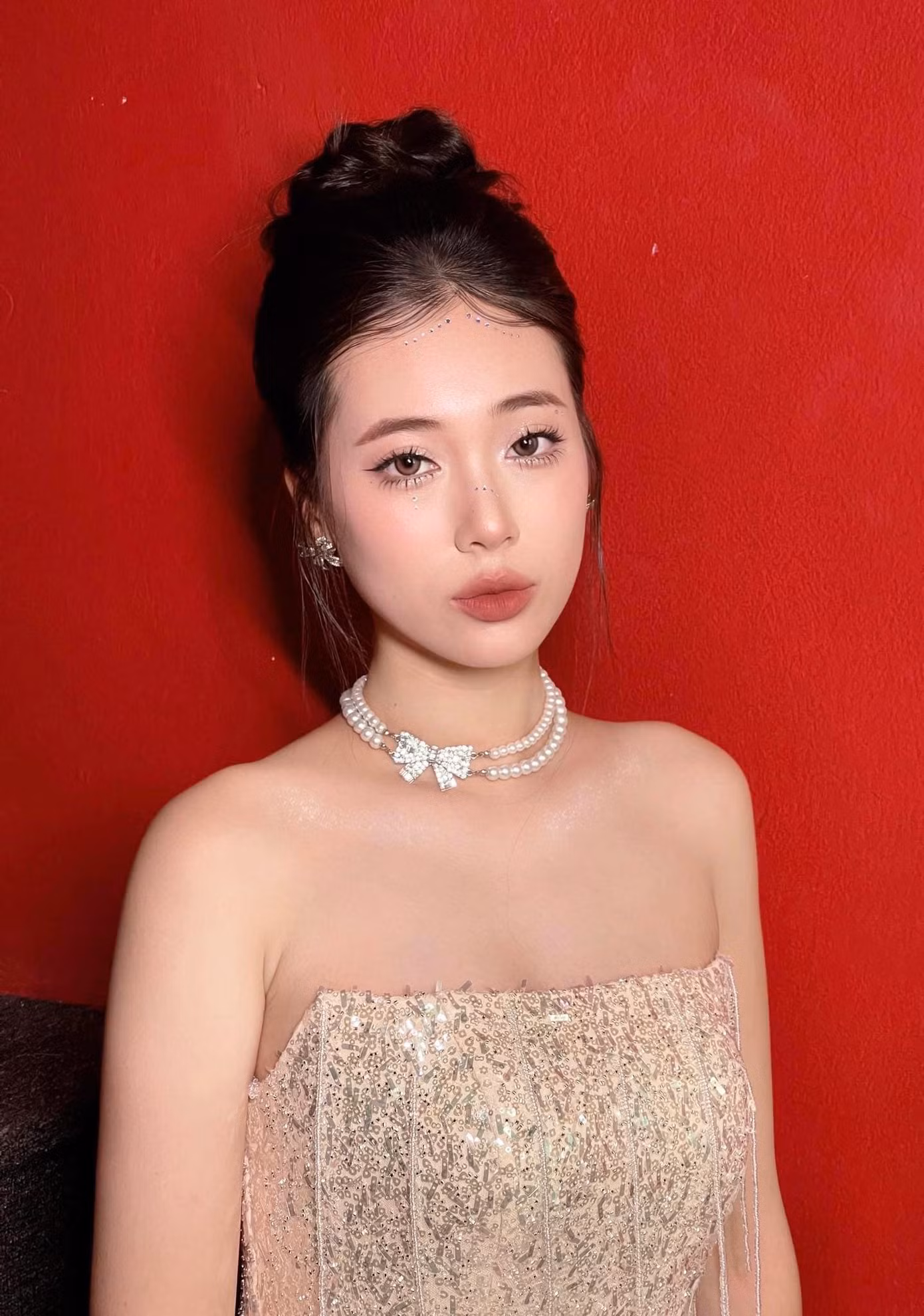 Phương Chi cho biết bố mẹ cô đều là giáo viên nên muốn cô tập trung vào việc học. Tuy nhiên, bố mẹ nhìn thấy những năng khiếu khác của cô và ủng hộ nếu cô có cơ hội đi thi những cuộc thi ý nghĩa như Hoa hậu Việt Nam.